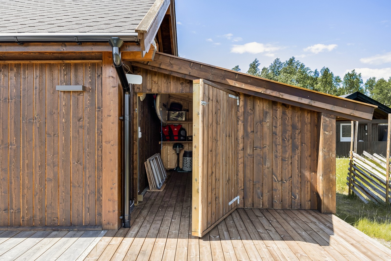 I tillegg til annekset har også hytta en utvendig bod Galleribilde
