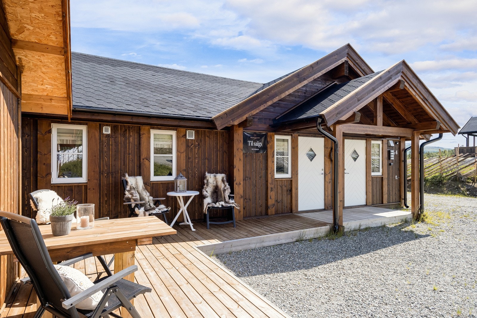 Det er flere uteområder på eiendommen slik at man enkelt kan flytte seg etter sola Galleribilde