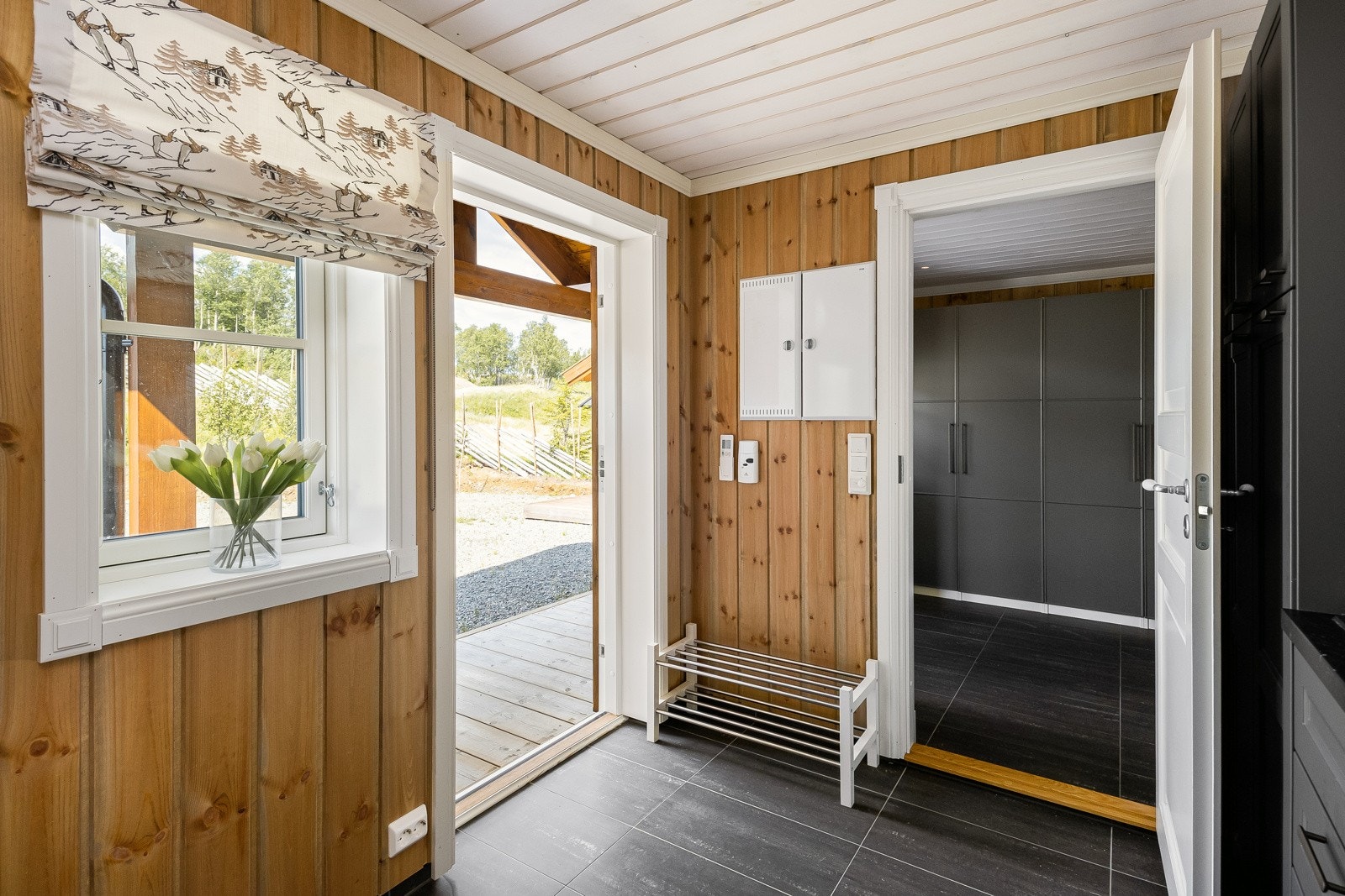 Vaskerommet har egen inngang utenfra som kan være praktisk med tanke på små barn, tørking av ytterklær eller hunder. Det er også inngang fra entréen Galleribilde