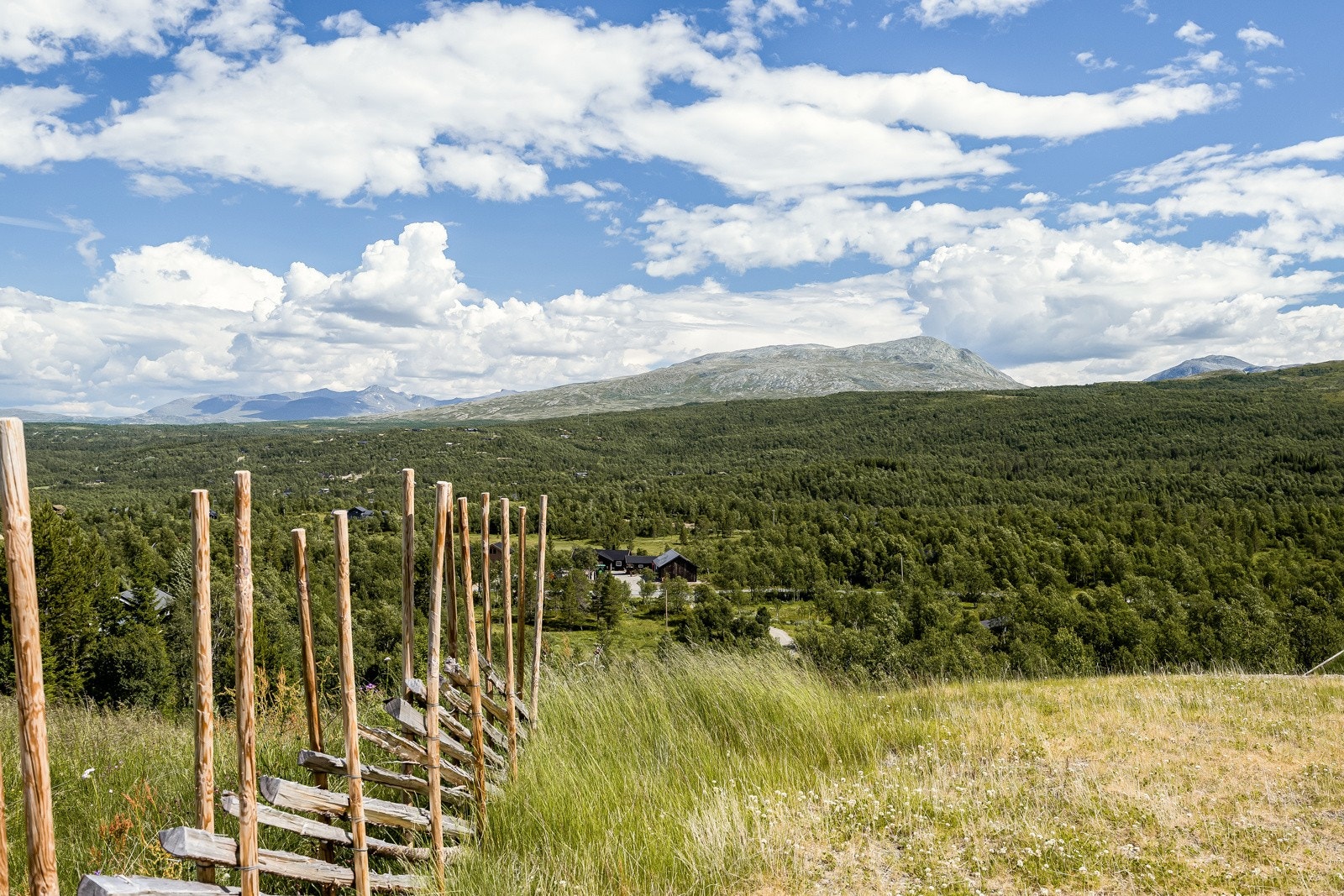 Hytta er beliggende i et idyllisk og familievennlig hyttefelt i populære Stugudal, på et platå med en fantastisk utsikt Galleribilde