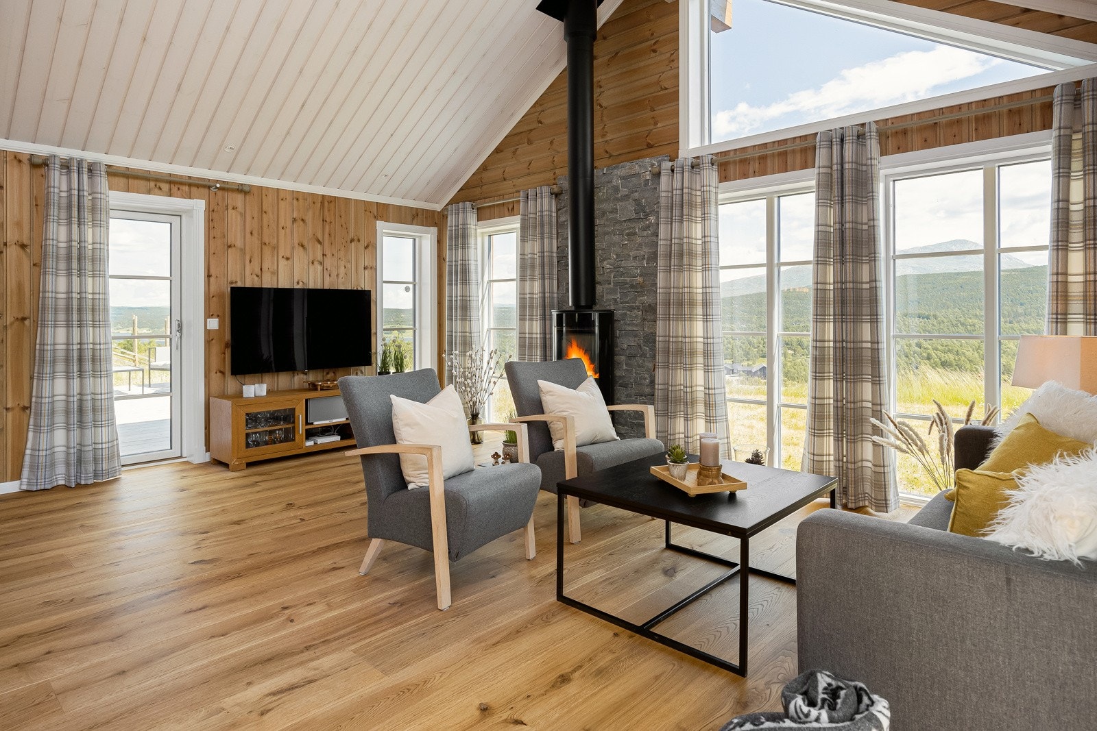 Av oppvarmingskilder er det både vedovn og varmepumpe Galleribilde