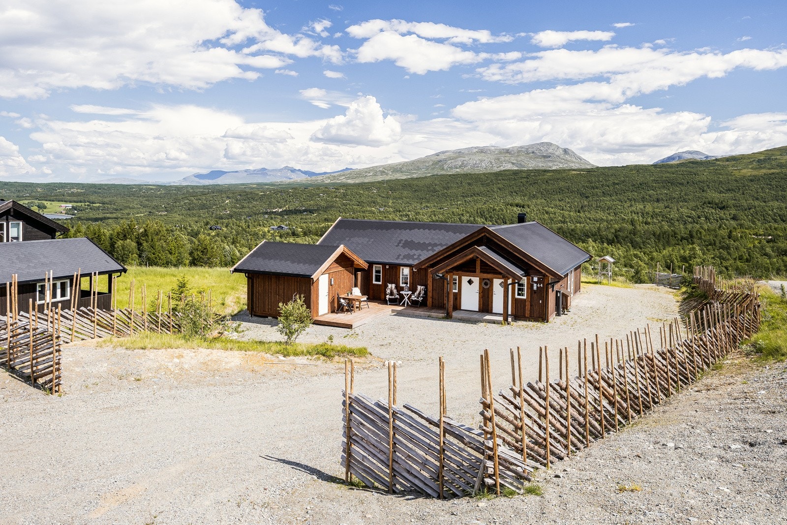 Stor tomt på 1344m² slik at man har masse utvendig boltreplass og god plass til parkering Galleribilde