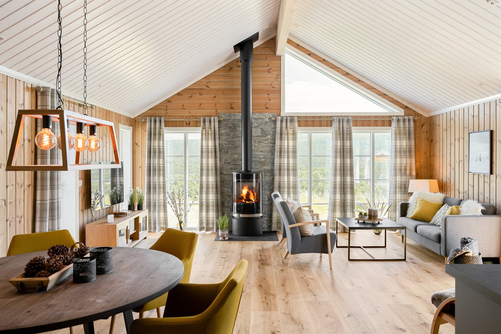 Svært sjenerøs takhøyde på stue og kjøkken som setter sitt særpreg på rommet Galleribilde