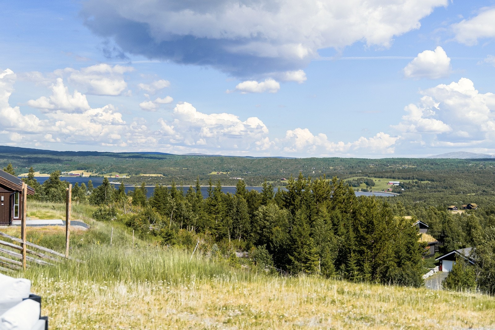 Verdt å nevne er blant annet gode jakt- og fiskemuligheter, milevis med preparerte skiløyper, flotte forhold for både løping, sykling, kanopadling, godt bær- og soppterreng, alpinbakke og mye annet Galleribilde