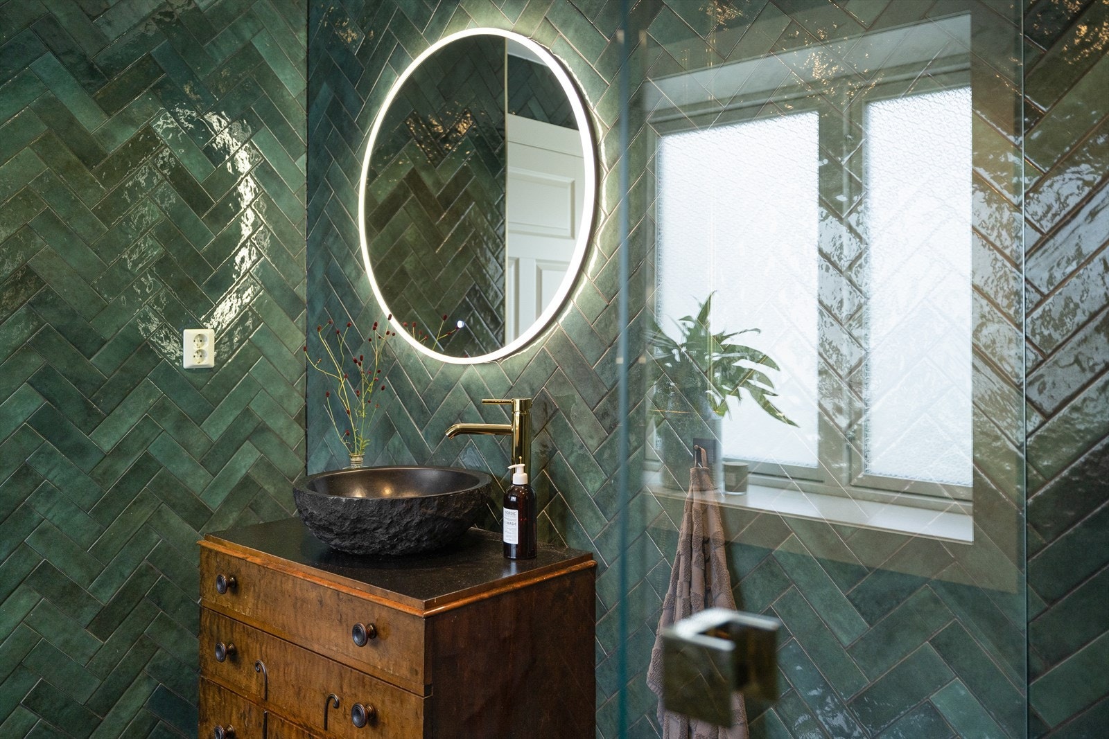 orgylte armaturer og beslag klinger vakkert mot den grønne. Servantskapet later til å være en ombygd antikvitet. Herlig! Galleribilde