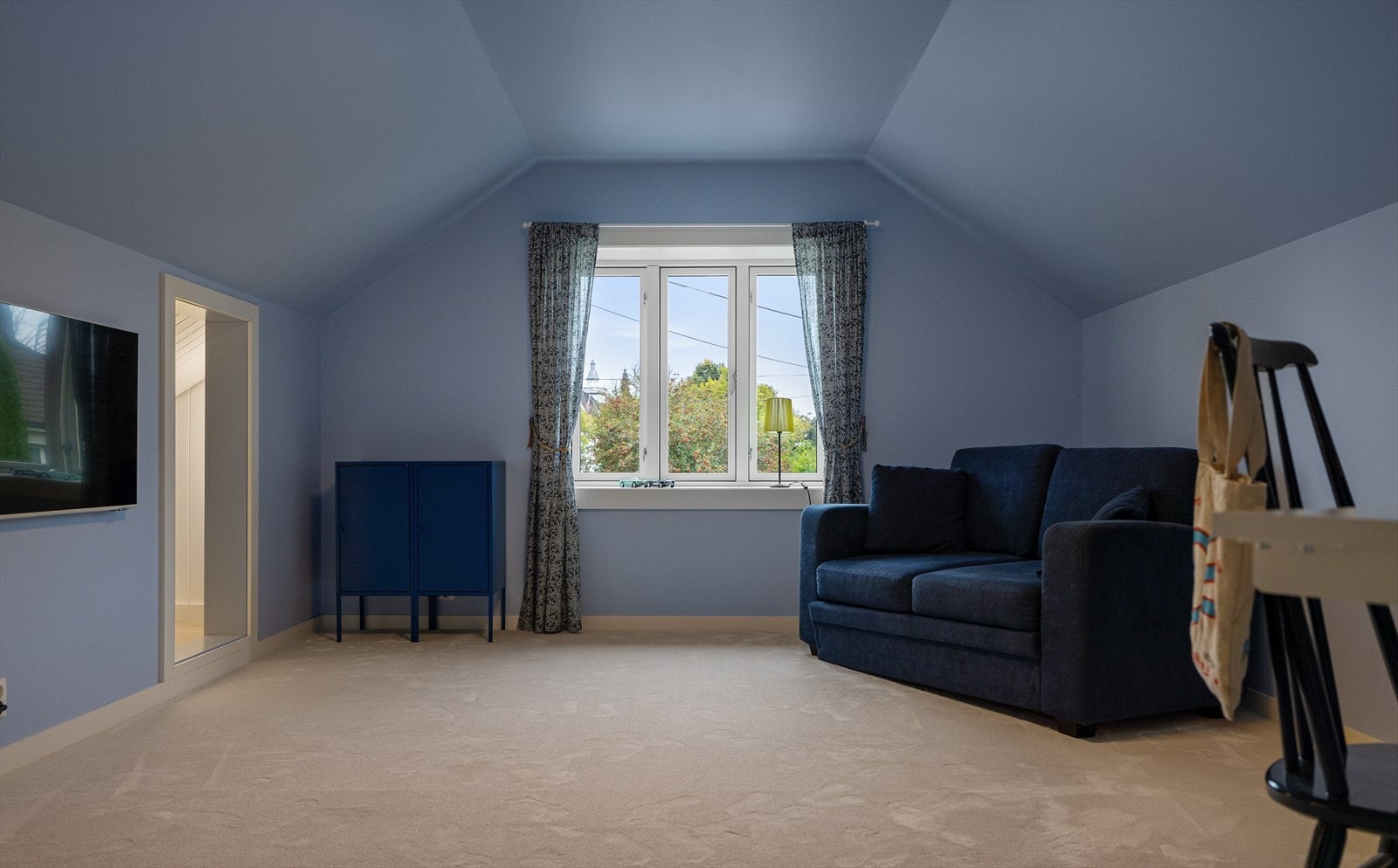 Vegger og tak malt i samme farge sammen med teppet på gulvet gir lune fine soverom. Galleribilde