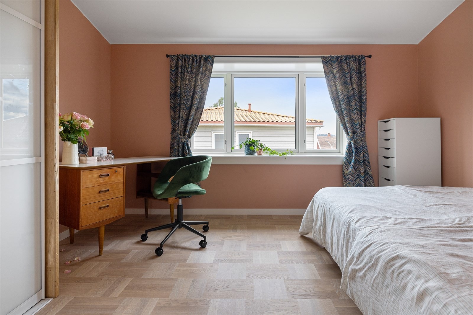 2. etasje har tre romslige soverom med flotte fargevalg. Galleribilde