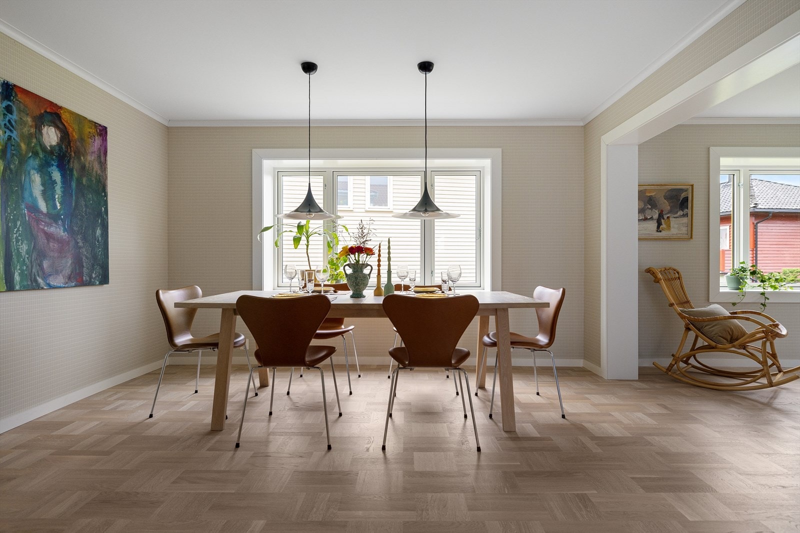 Gulvene i stuen og kjøkkenet er med mattlakkert parkett i hollandsk rutemønster. Galleribilde