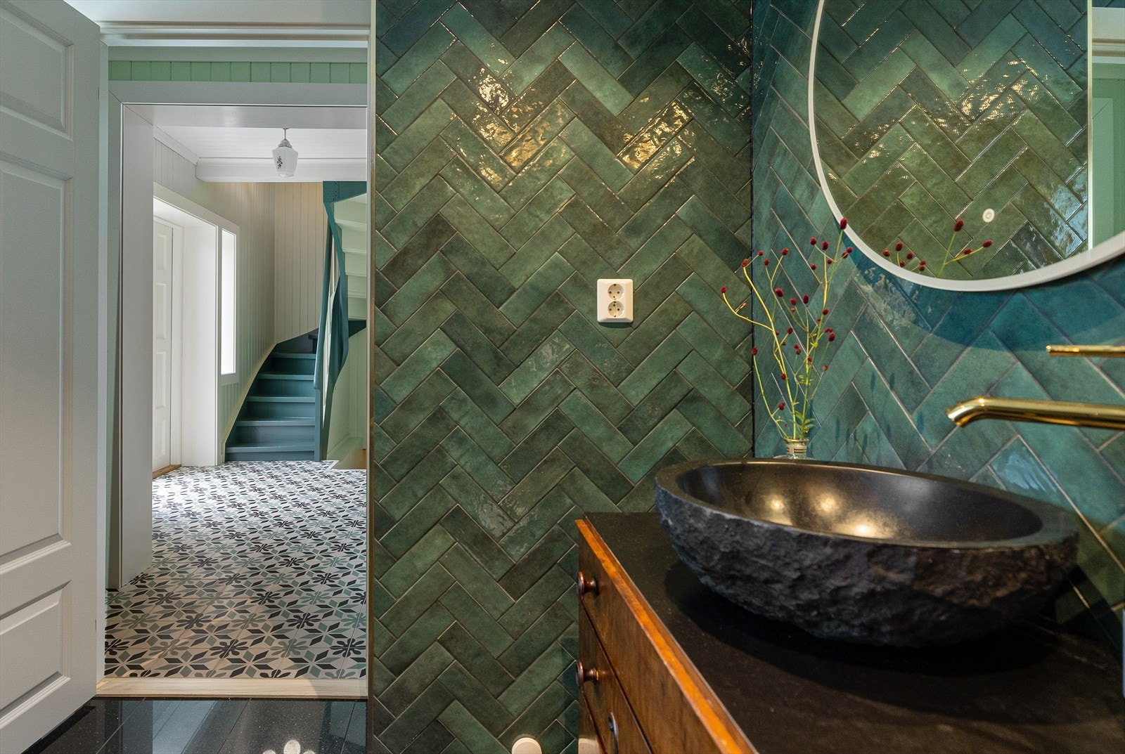 Fargepaletten matcher med entreen, og forteller om en førsteklasses bevissthet rundt koloritt, materialsammensetninger og stilarter. Galleribilde