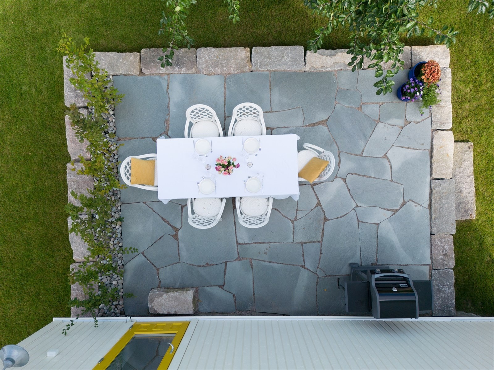 Trappetrinnet til den skiferlagte uteplassen er fra den originale trappen til låven som sto på vestside av bolig og ble revet en gang på 1900 tallet. Galleribilde