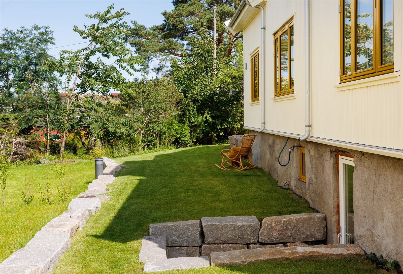 Til og med nedgangen til kjelleren er pent ordnet, og med en, flott glassdør. Galleribilde