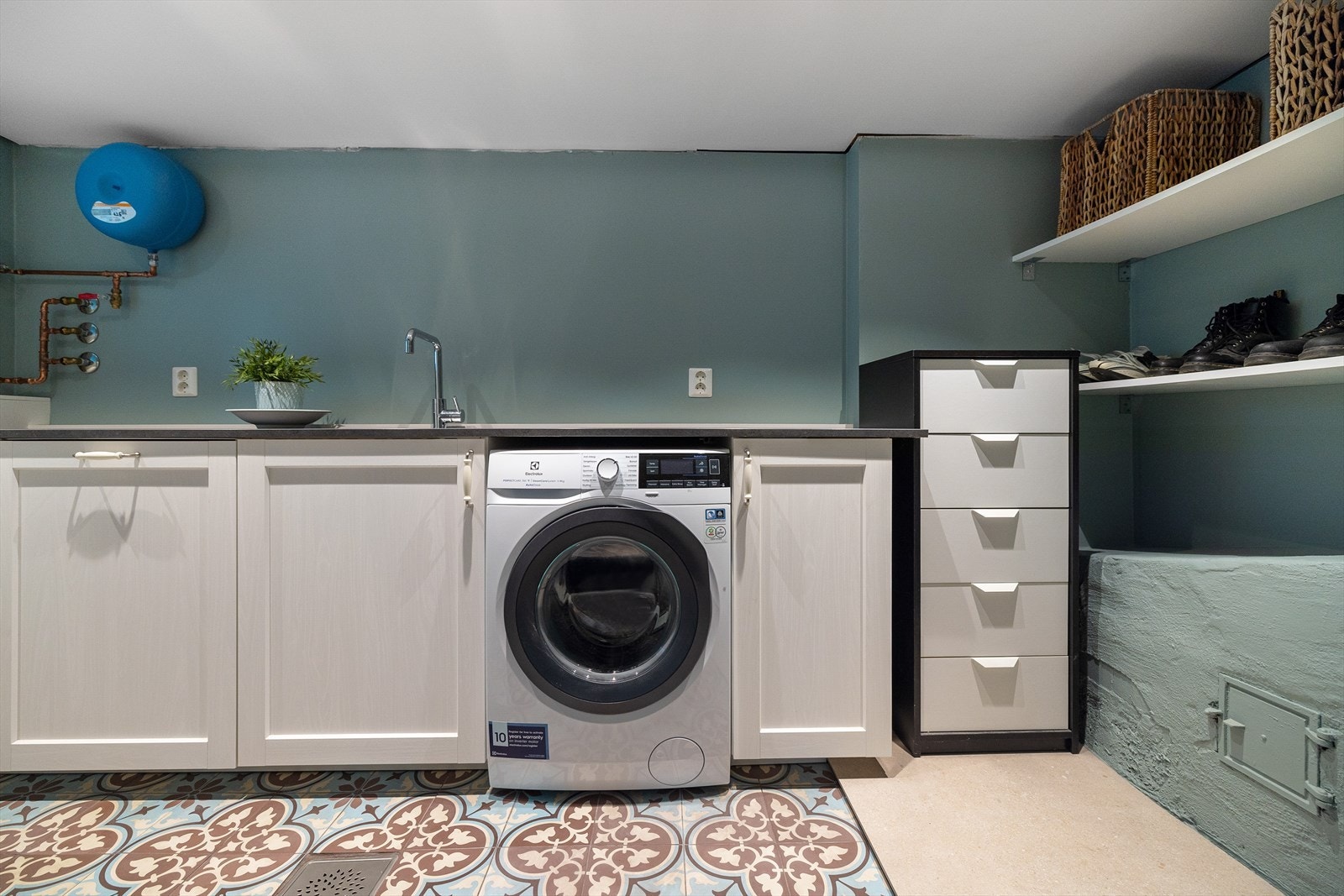 Flislagt gulv med marokkanske fliser og varmekabler på vaskerommet. Galleribilde