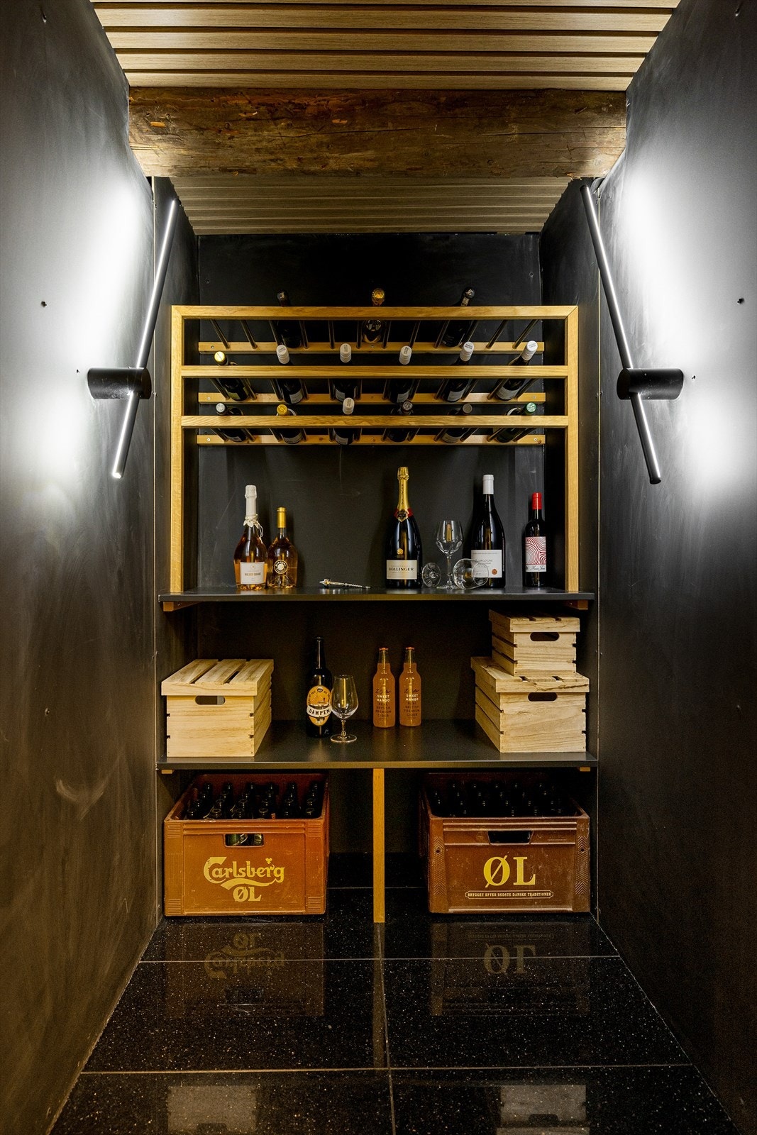 Vinkjeller med boligens originale bjelker i taket. Galleribilde