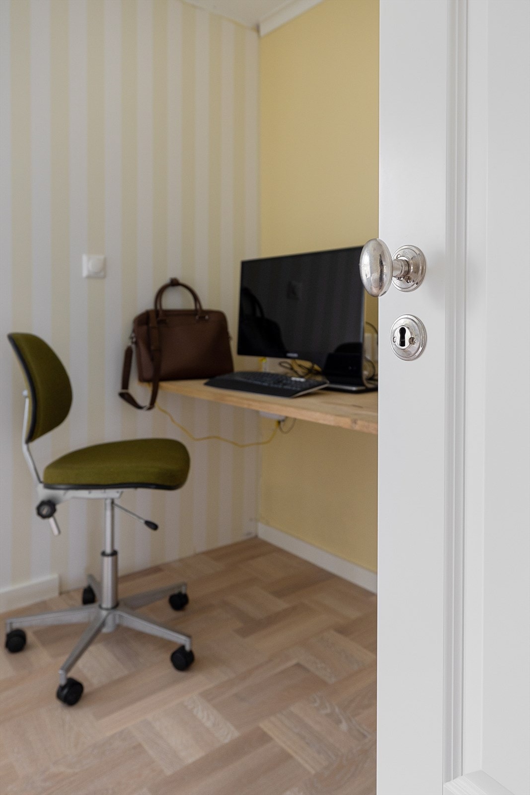 Fra tv-stuen er det adkomst til et gjesterom eller hjemmekontor. Galleribilde