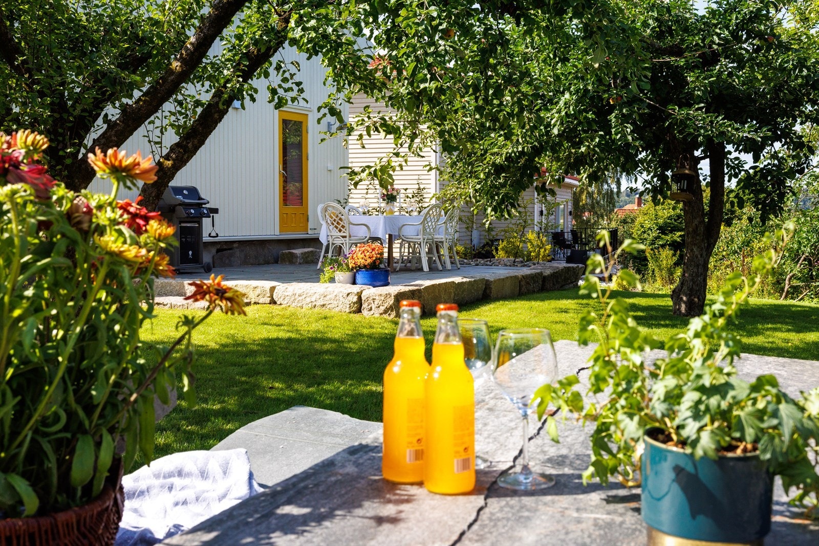 Det man straks legger merke til, er hvor flott både trappeplatået og uteplassene er belagt med skifer, flere steder innrammet av granitt. Galleribilde