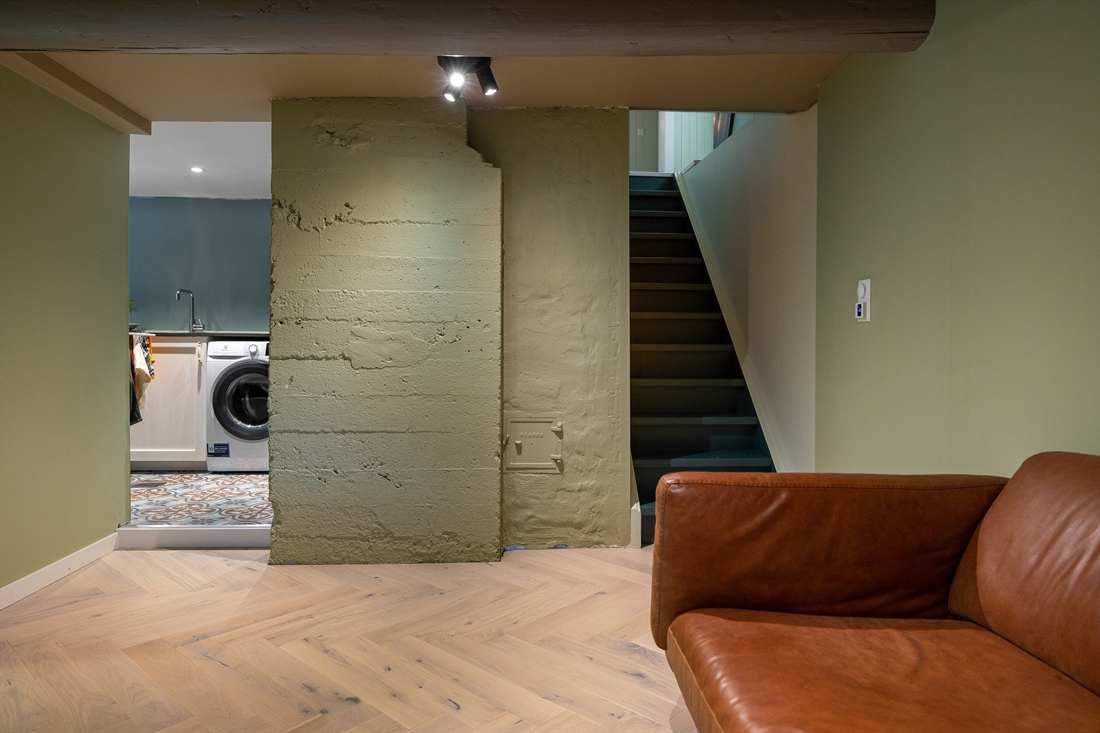 En tur ned i kjelleren avslører en stue, et velutstyrt vaskerom, en gang med svært praktisk lagringsplass og en egen vinkjeller. Galleribilde