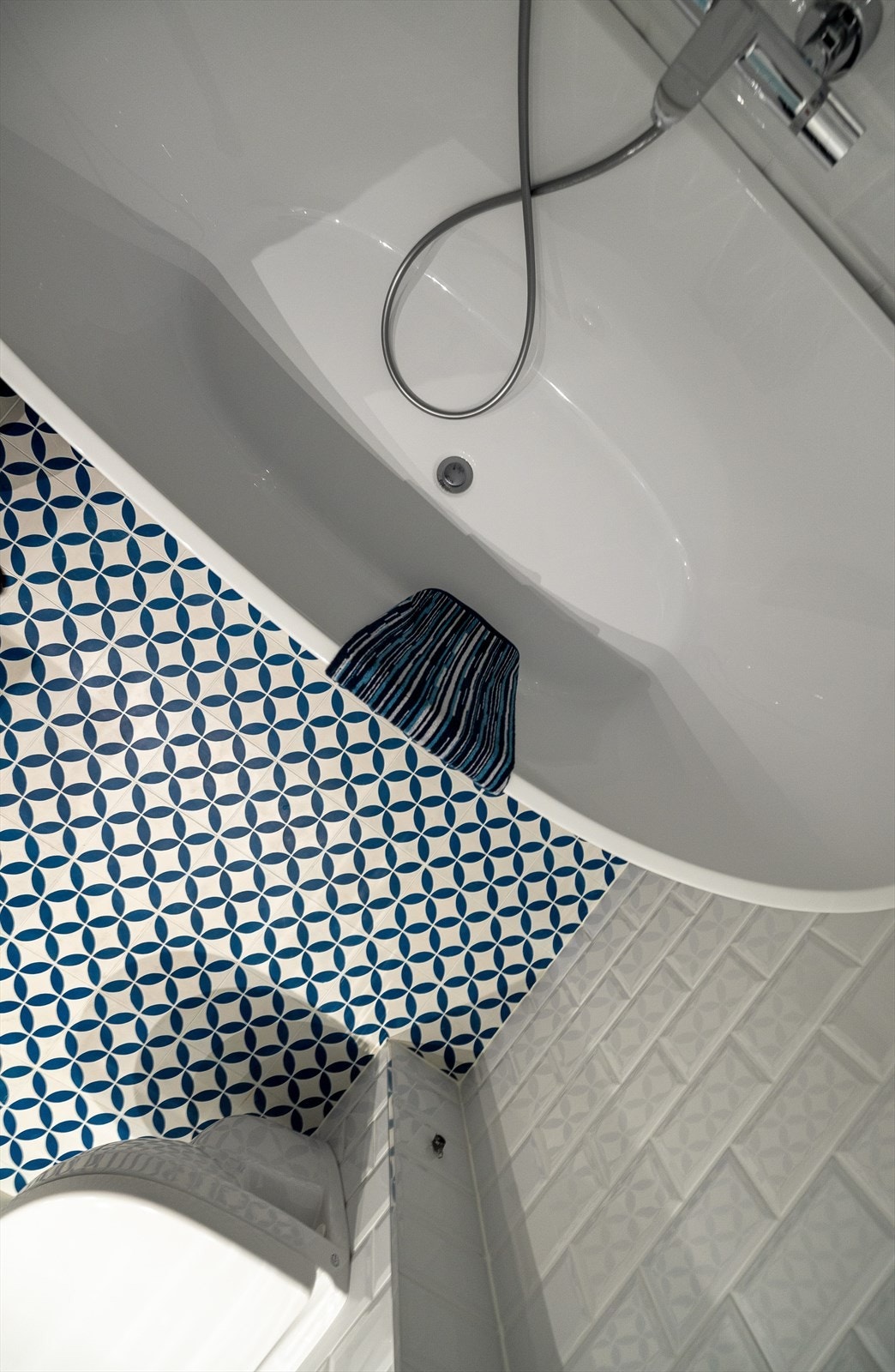 Håndlaget marokkanske fliser med varmekabler. Galleribilde