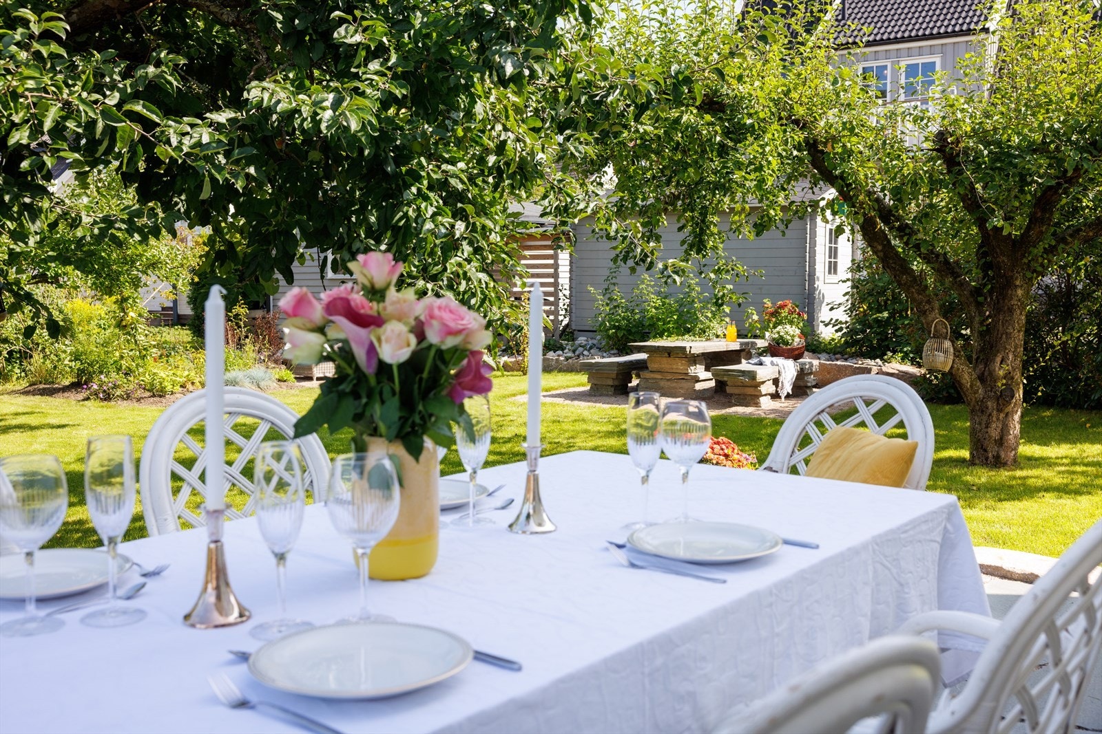 Skiferplattingen ligger rett utenfor kjøkkenet og er et perfekt sted å nyte middagen. Galleribilde