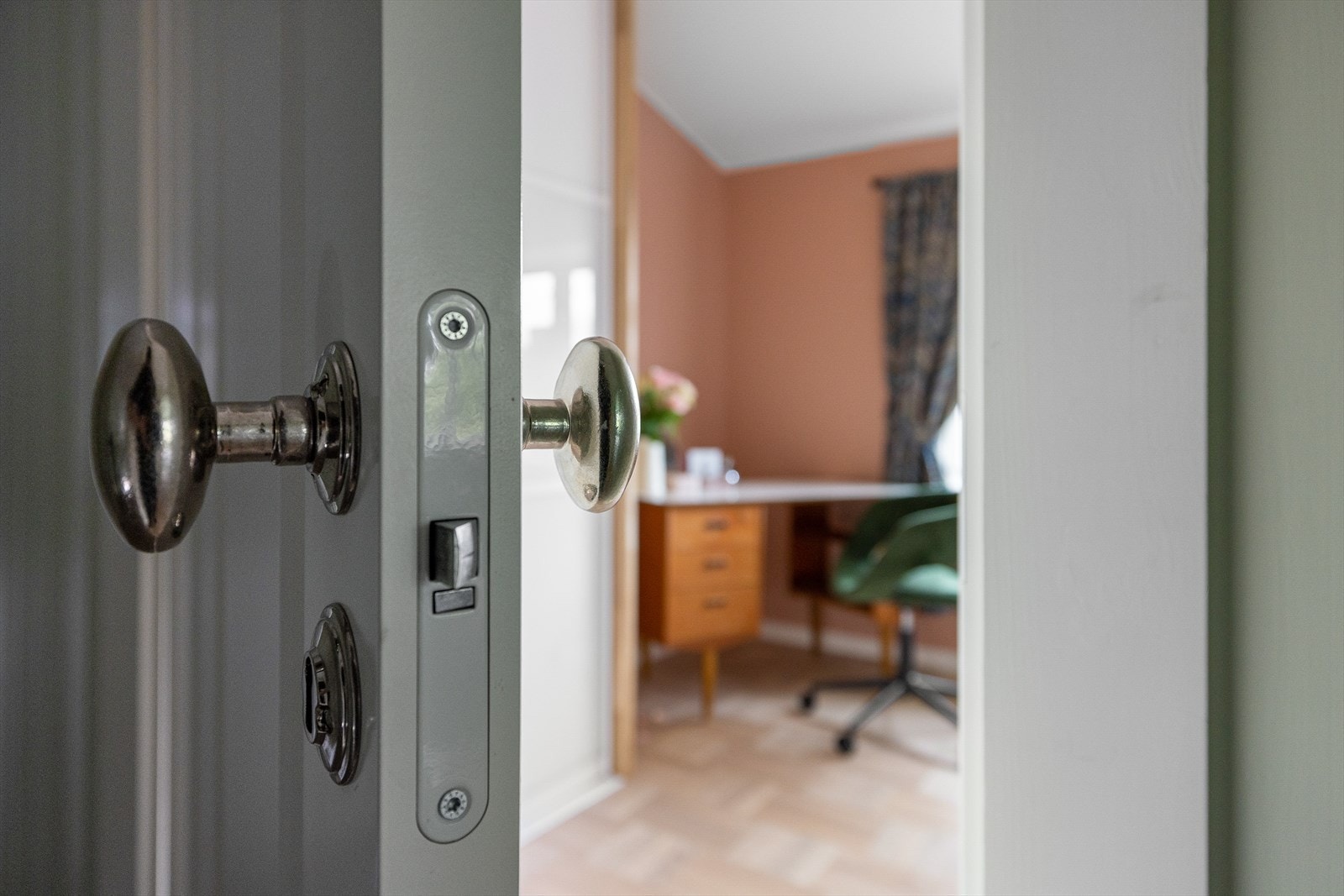 Ovenpå finner vi flere soverom, og enda et lekkert bad. Galleribilde