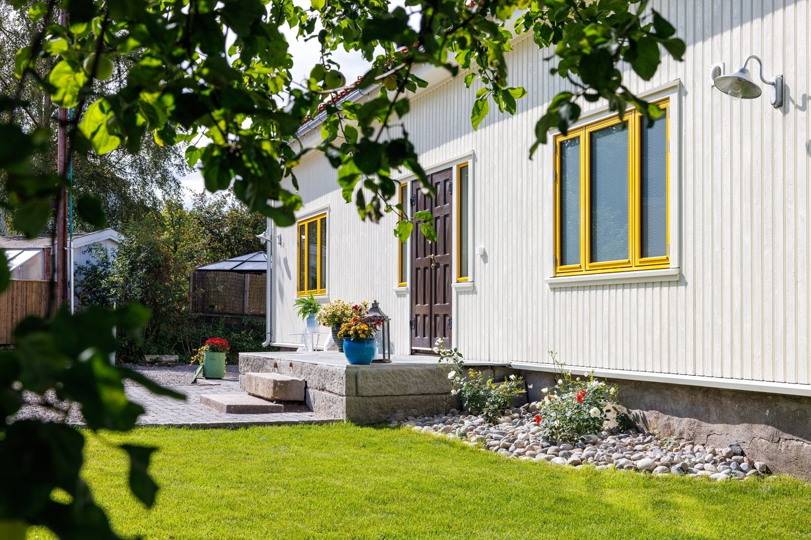 Boligen er renovert med smal stående kledning, elegant halvvalmet tak med belagt med tegl og fine takkrenner i aluzink. Galleribilde