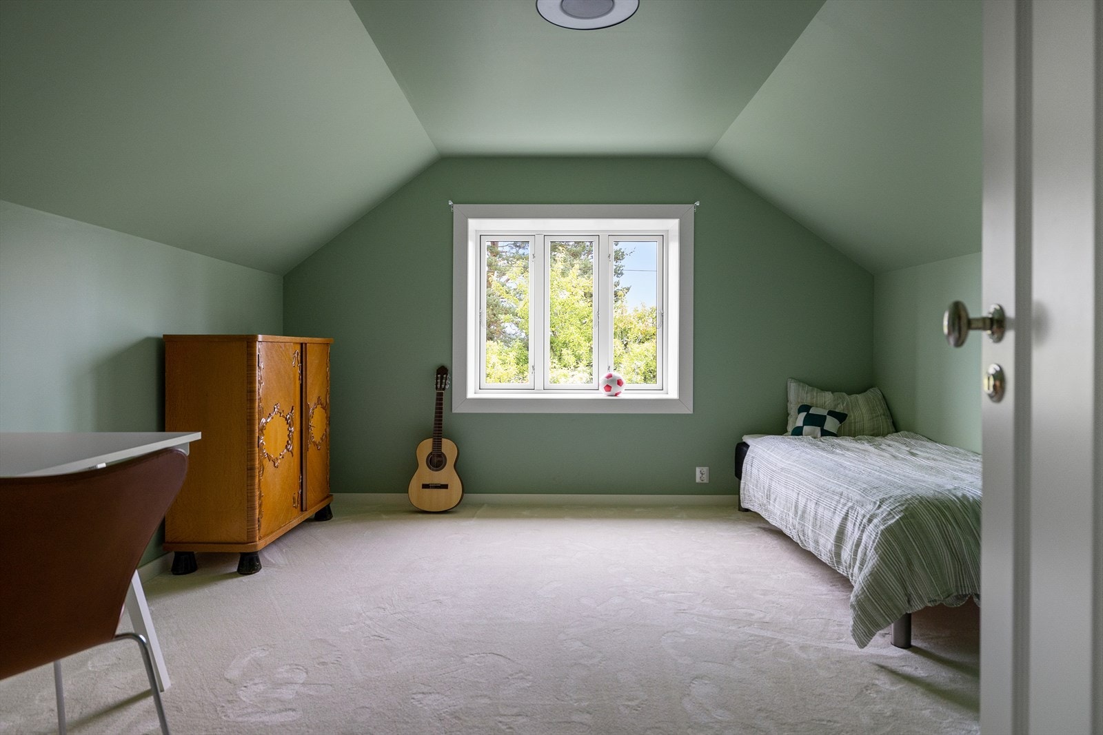 To av soverommene har myke behagelige vegg til vegg tepper. Galleribilde