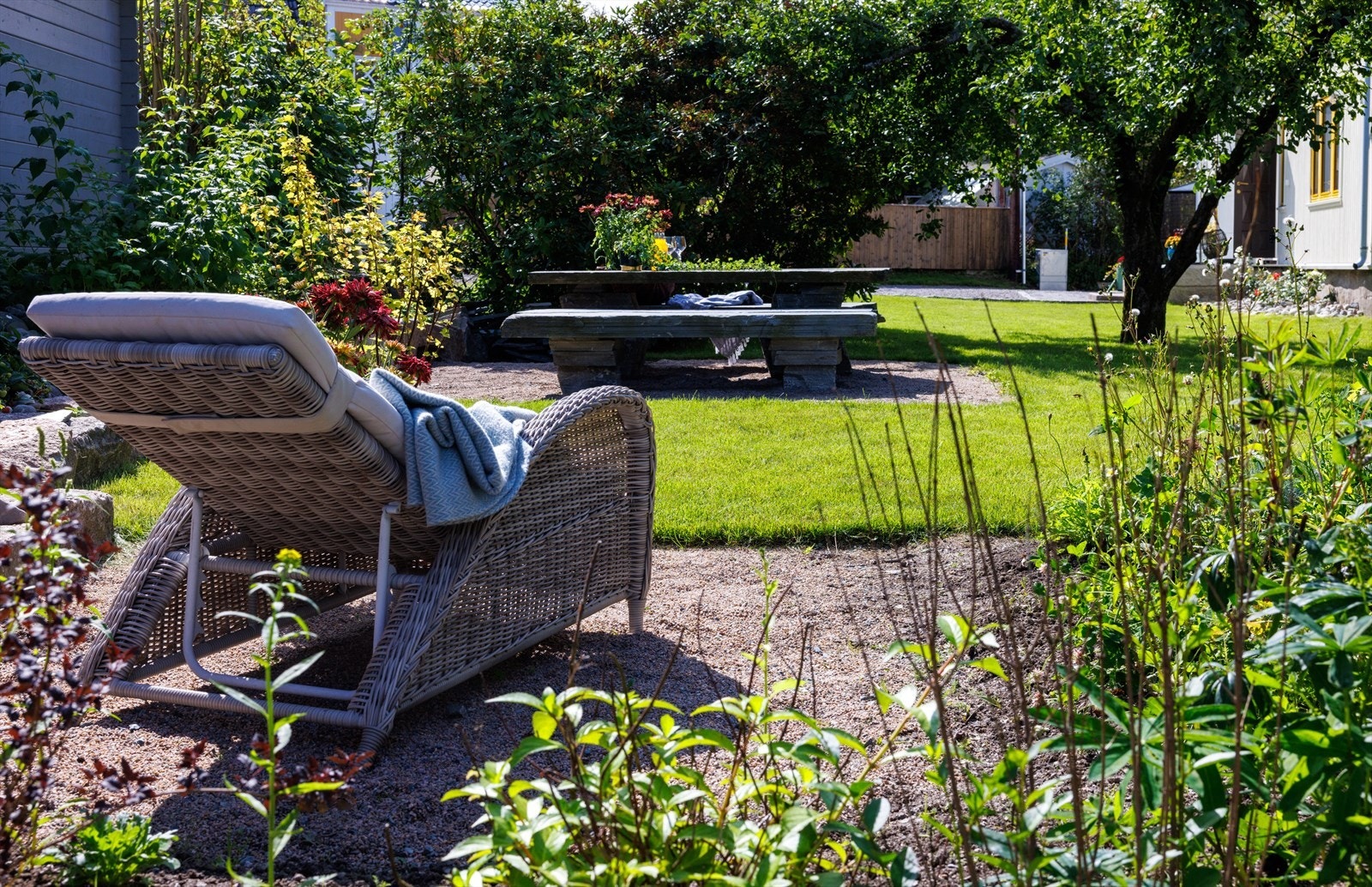 EPlenen er forbausende flat og velholdt. Innimellom står ærverdige, gamle frukttrær. Langs ytterkantene vokser et rikt antall prydbusker. Galleribilde