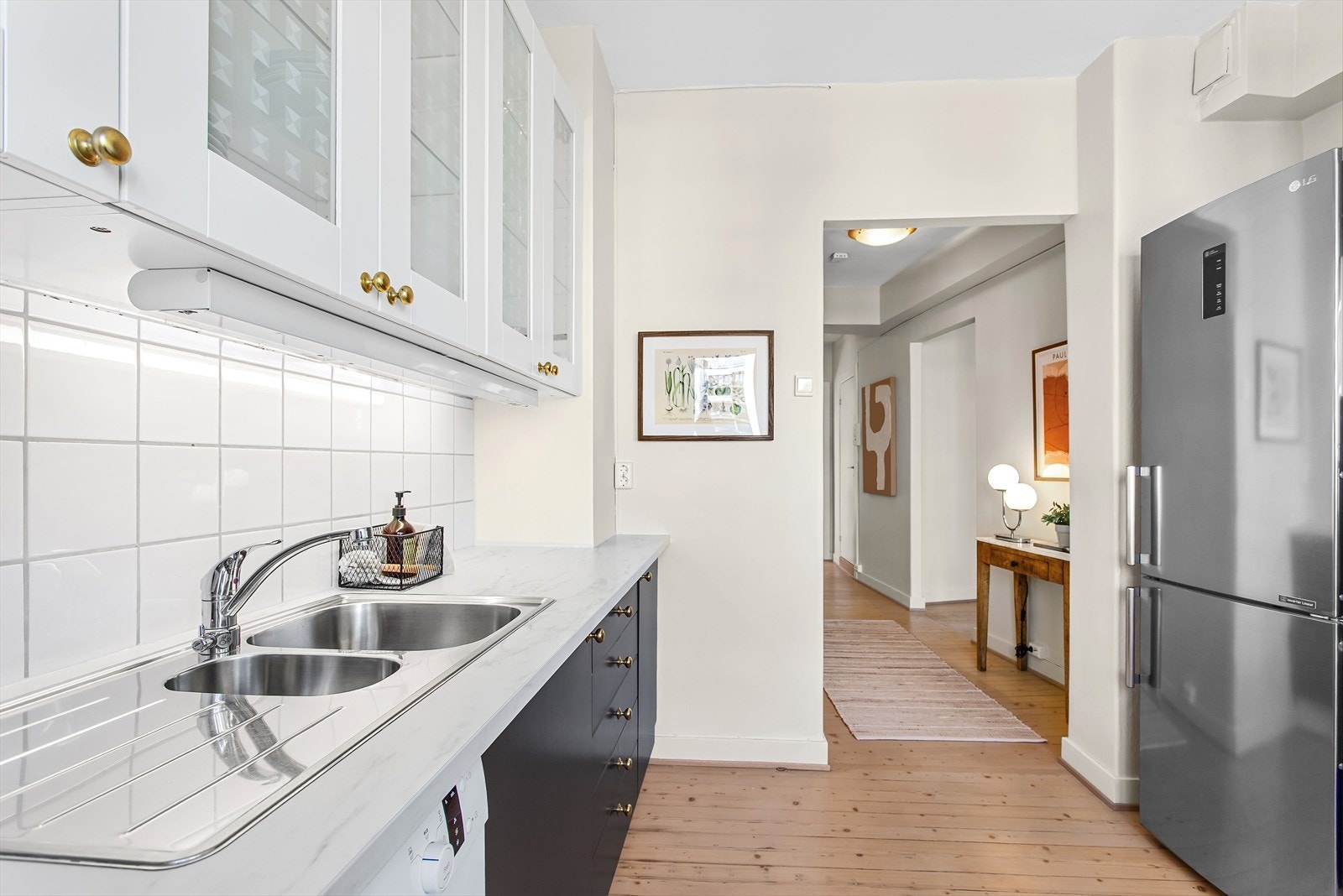 Oppvaskmaskin, kjøleskap samt stekeovn/platetopp medfølger Galleribilde