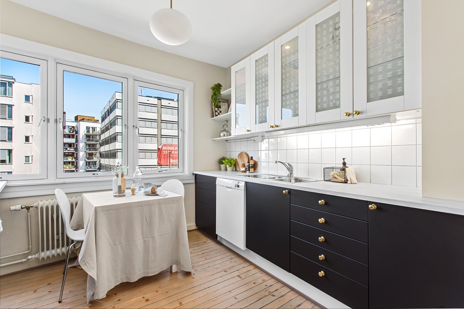 Tregulvet (originalt) skaper en lun atmosfære i rommet Galleribilde