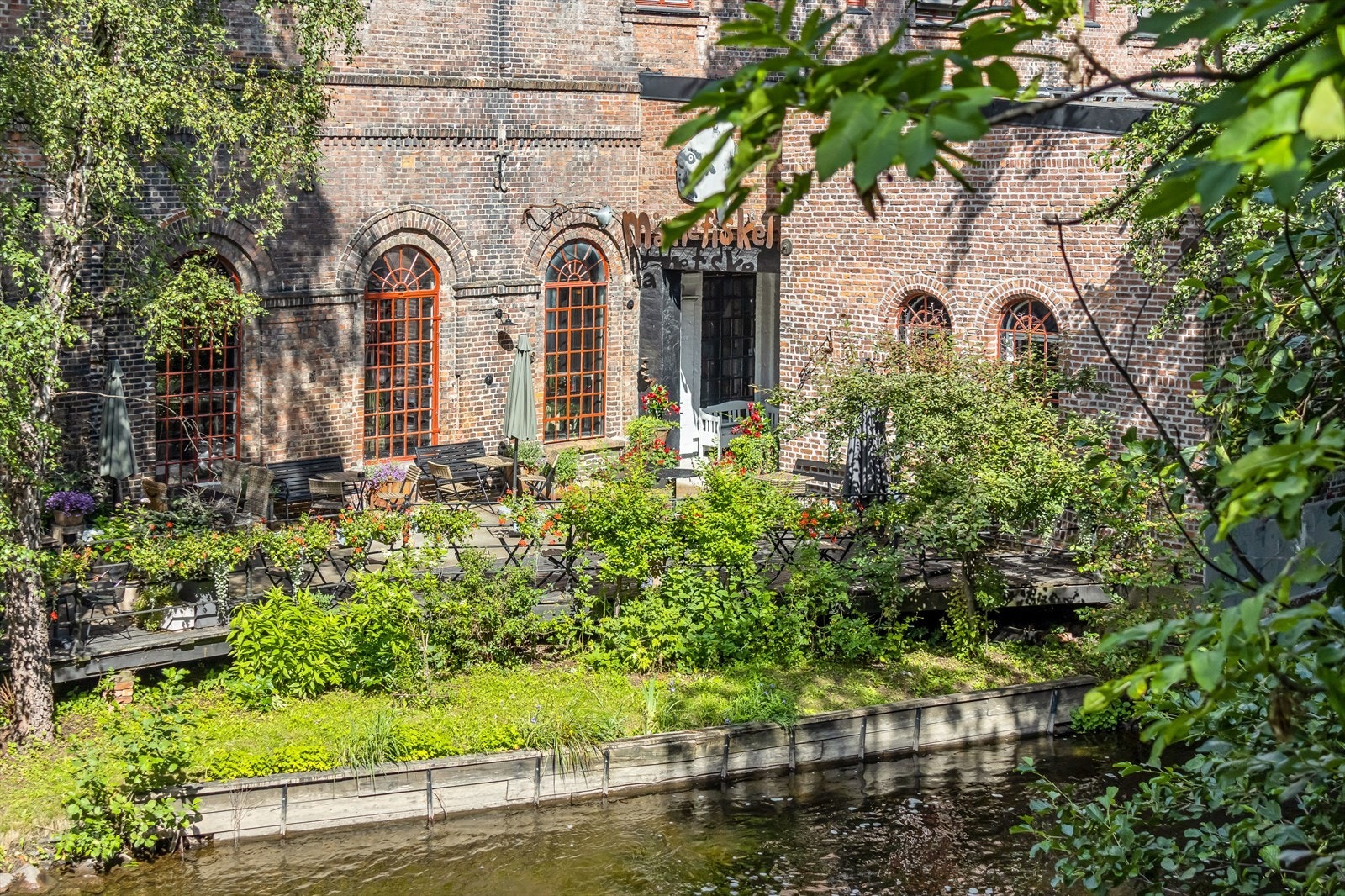Kabaretklubben Wallmans holder til i sjarmerende og historiske lokaler i den gamle "Mølla" ved Akerselva på Sagene Galleribilde
