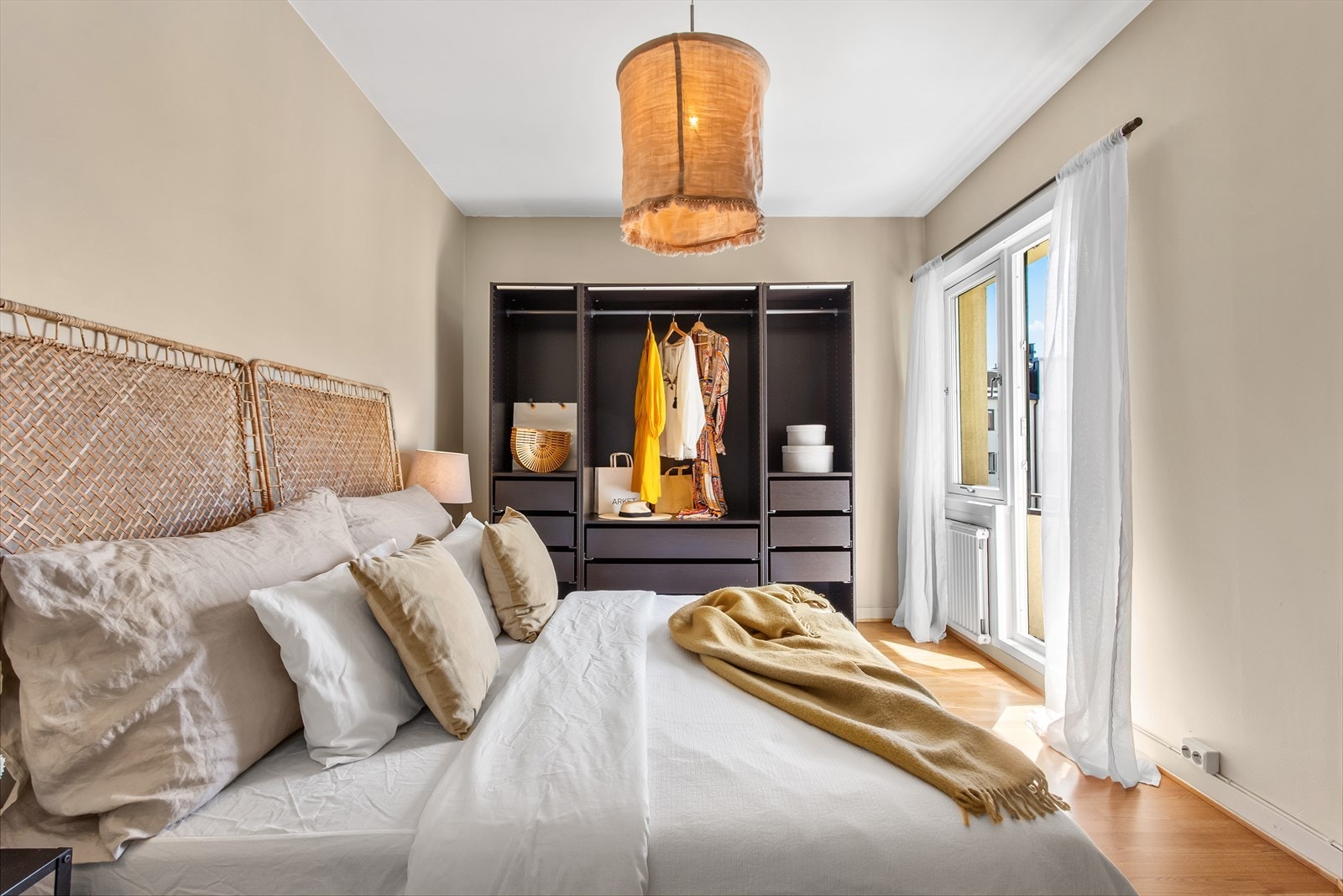 Stort, luftig soverom med garderobe samt kott med lagringsplass Galleribilde