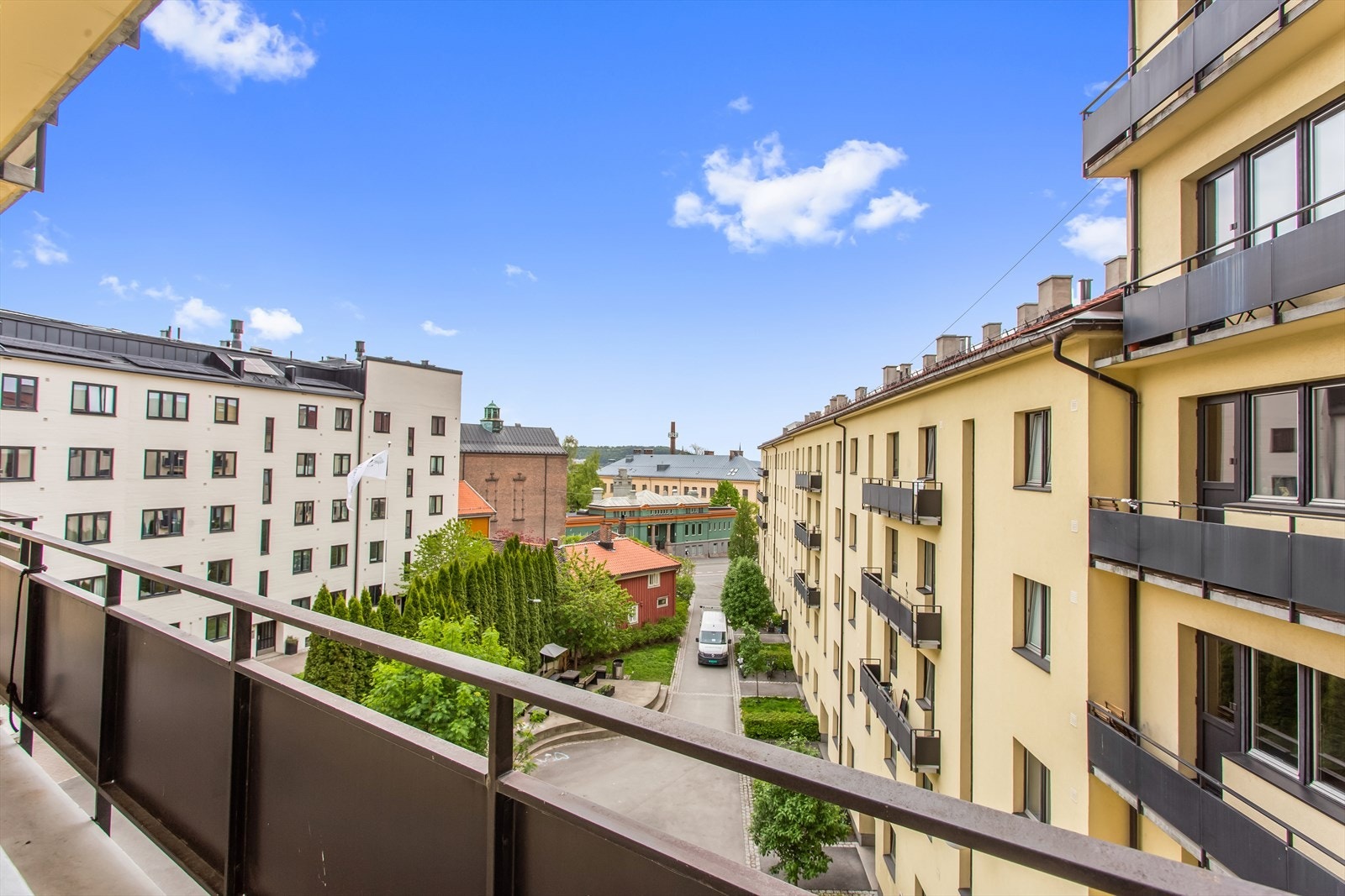 Nydelig utsikt fra leiligheten | brannbalkong, her ned mot flott bakgårdsrom og Sagene Folkebad Galleribilde