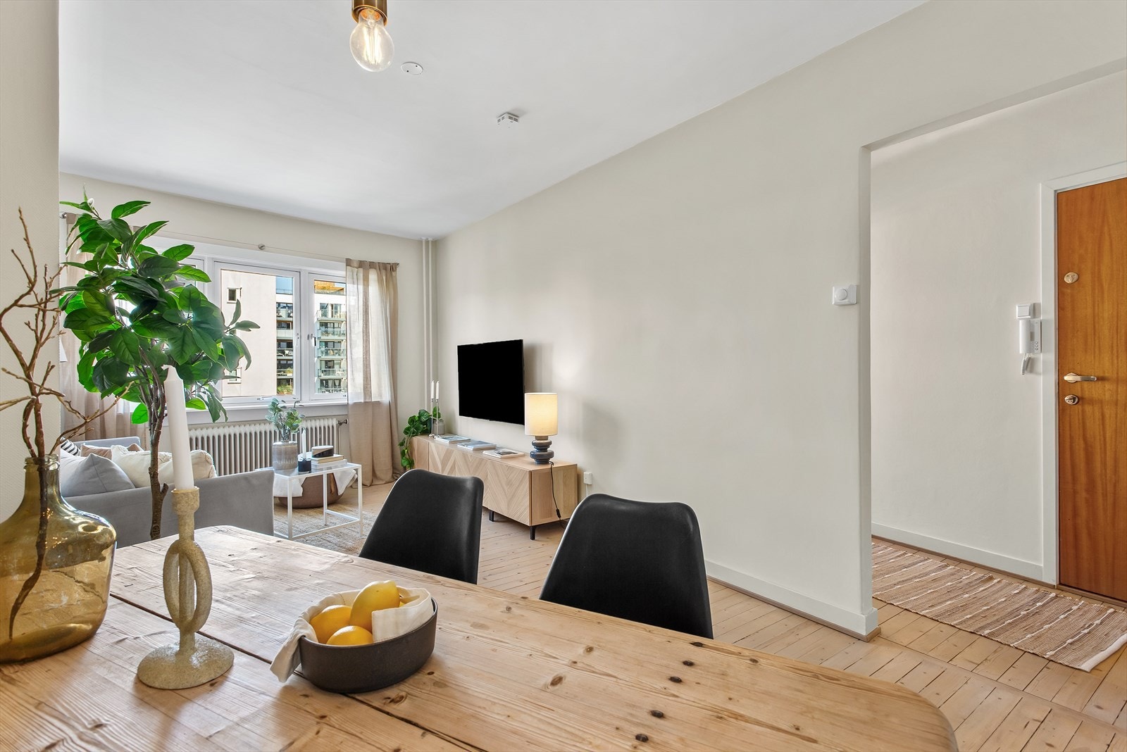 Romslig spisestue, her er det god plass til spisemøblemnet og mange rundt bordet Galleribilde