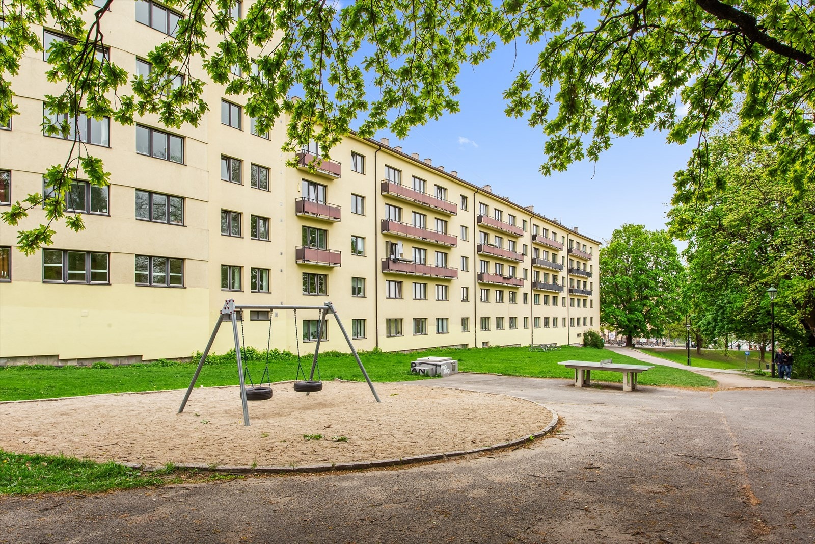 Borettslaget er omkranset av grønne områder, lekeplass og sittegrupper - som en liten oase midt i byen Galleribilde