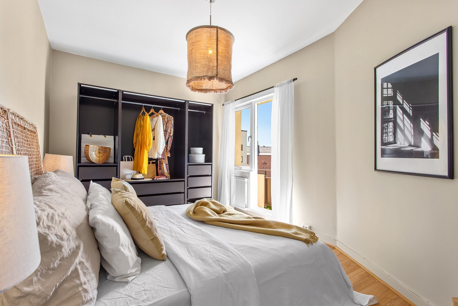 Her våkner man opp til en fin utsikt utover nabolaget, kjekt å kunne sjekke været samtidig Galleribilde