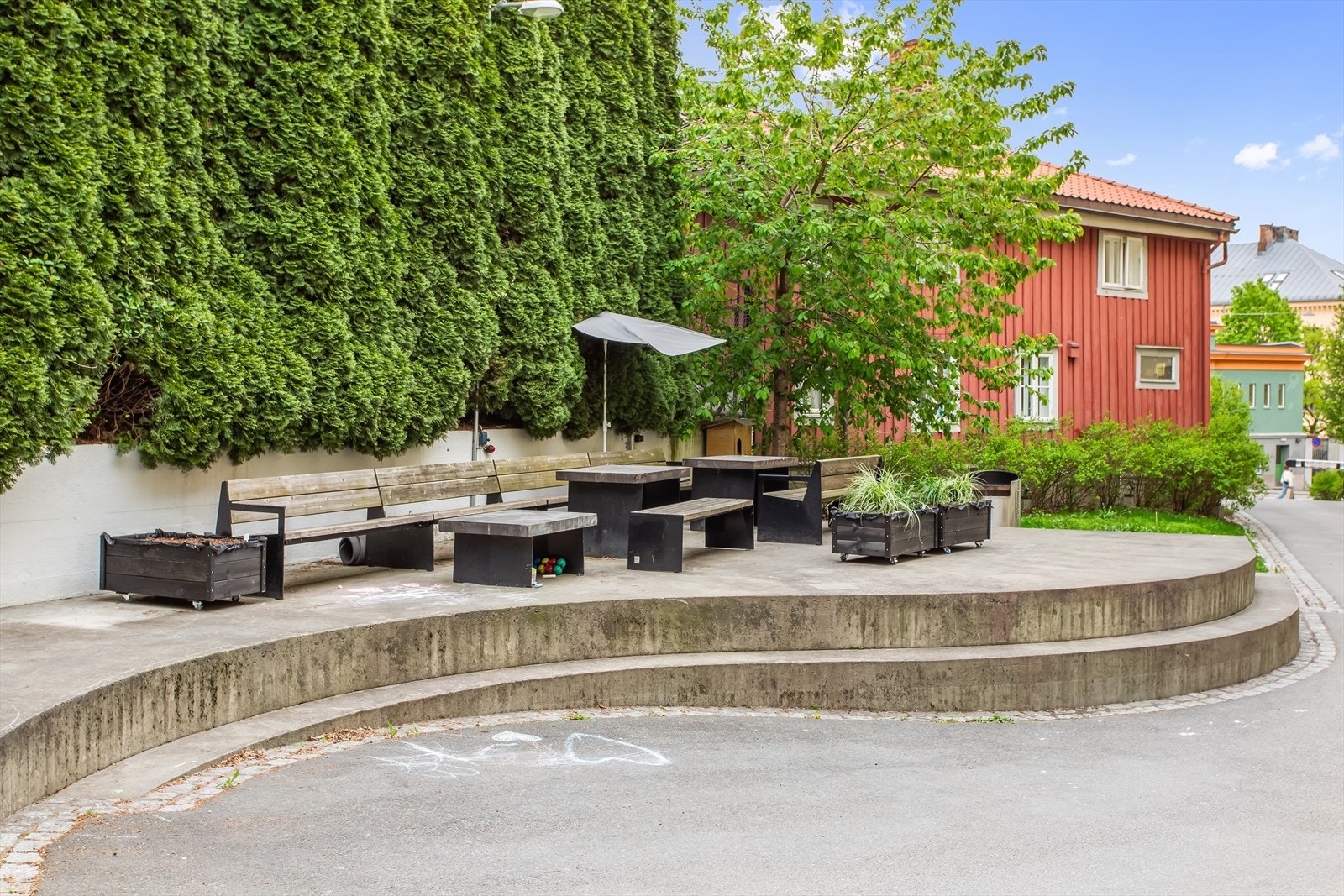 Pene opparbeidede fellesarealer i skjermet bakgård - med sittegrupper og grillmuligheter Galleribilde