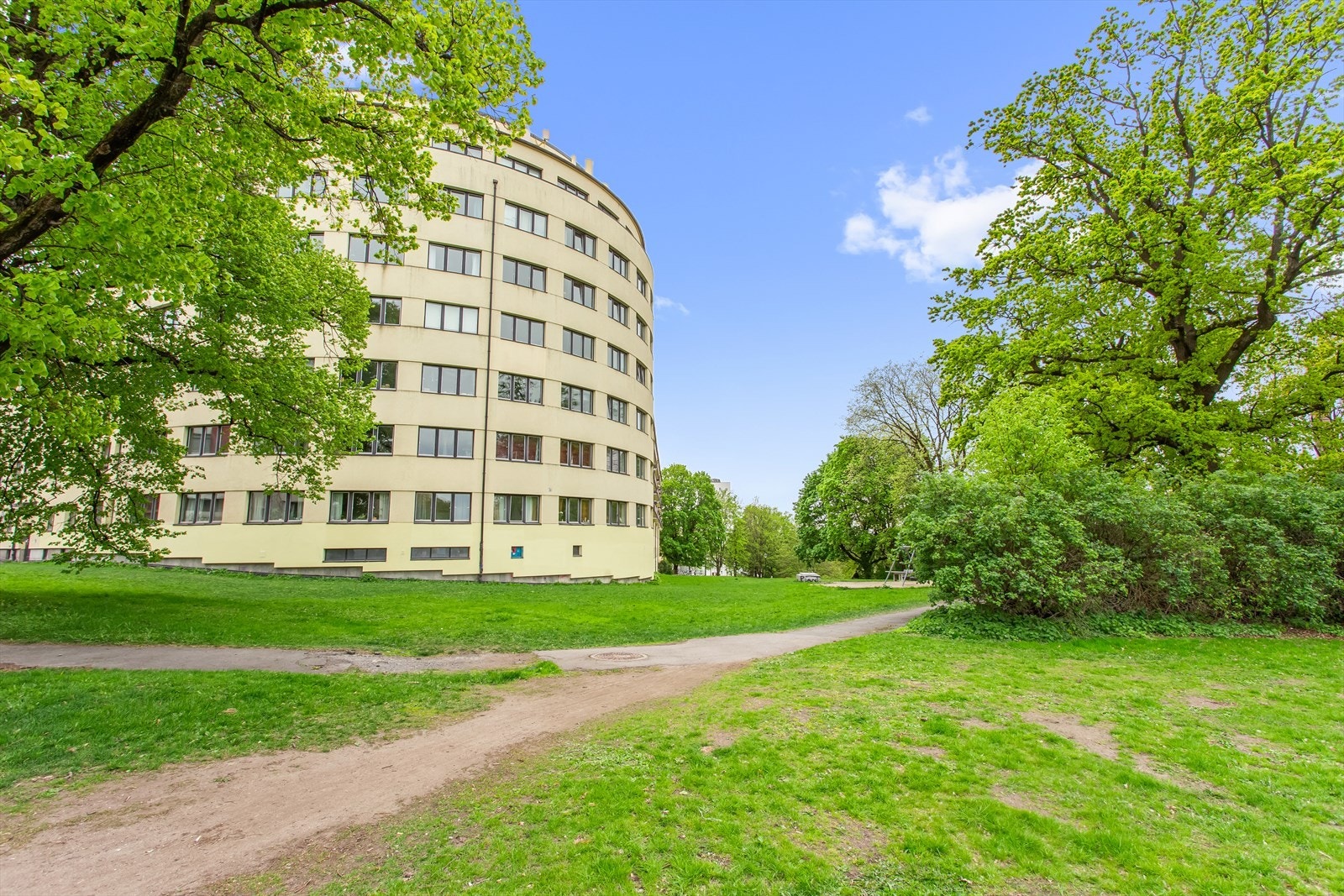 Den ikoniske, buede fasaden i Sandakerveien - det er et område og en leilighet du vil trives i Galleribilde