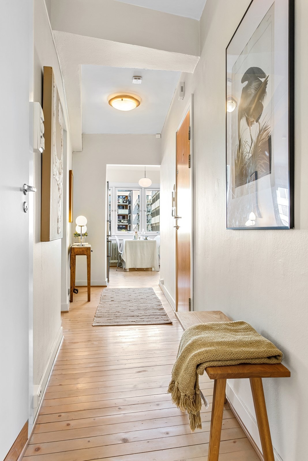 Entréen med adkomst til alle rommene i leiligheten - tregulv her også Galleribilde