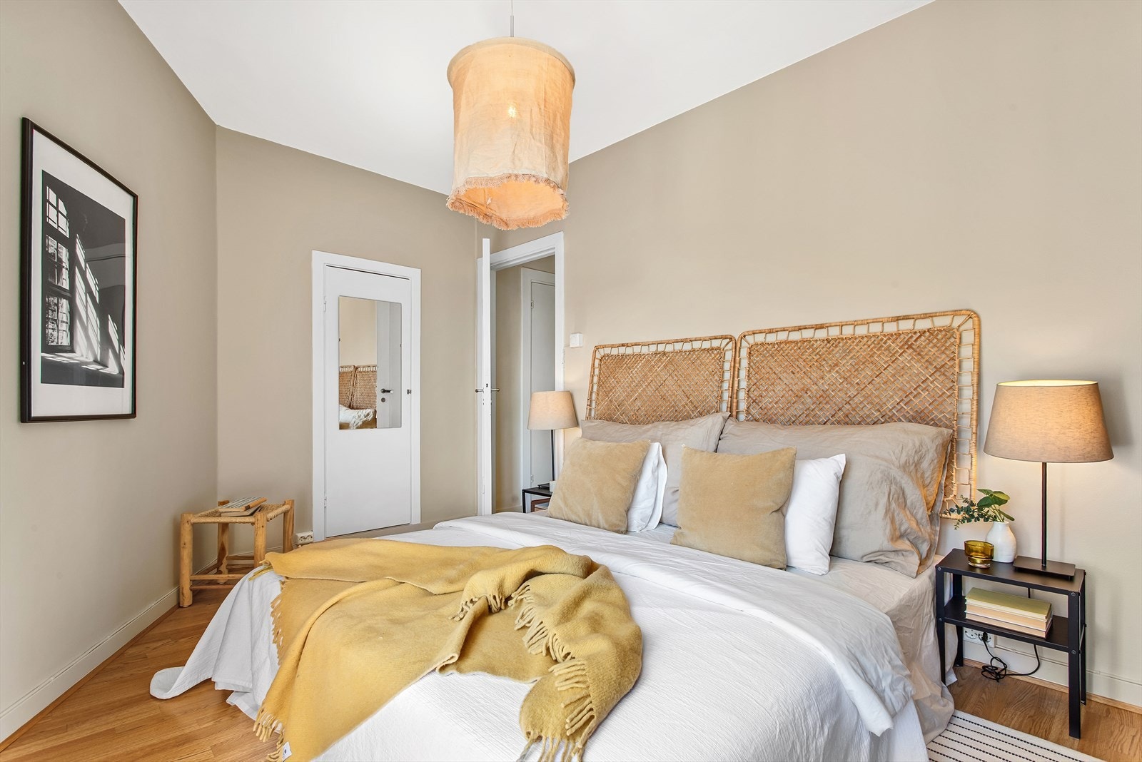 Her er det plass til både dbl.seng samt nattbord på begge sider av sengen Galleribilde