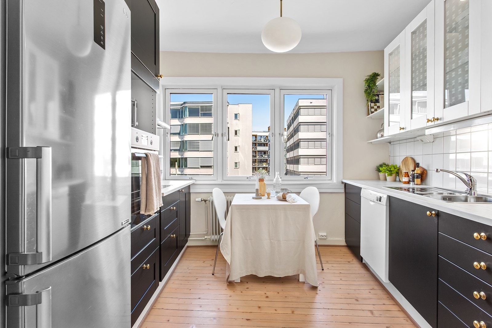 Koselig med kjøkkenbord plassert ved vindu, her kan du nyte morgenkaffen -og utsikten samtidig Galleribilde