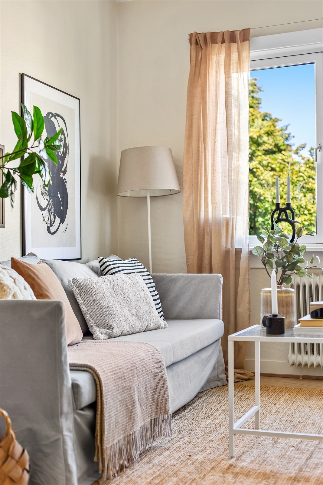 Lyse, tidsriktige farger på overflater og interiør. Originalt tregulv gir en lun atmosfære Galleribilde