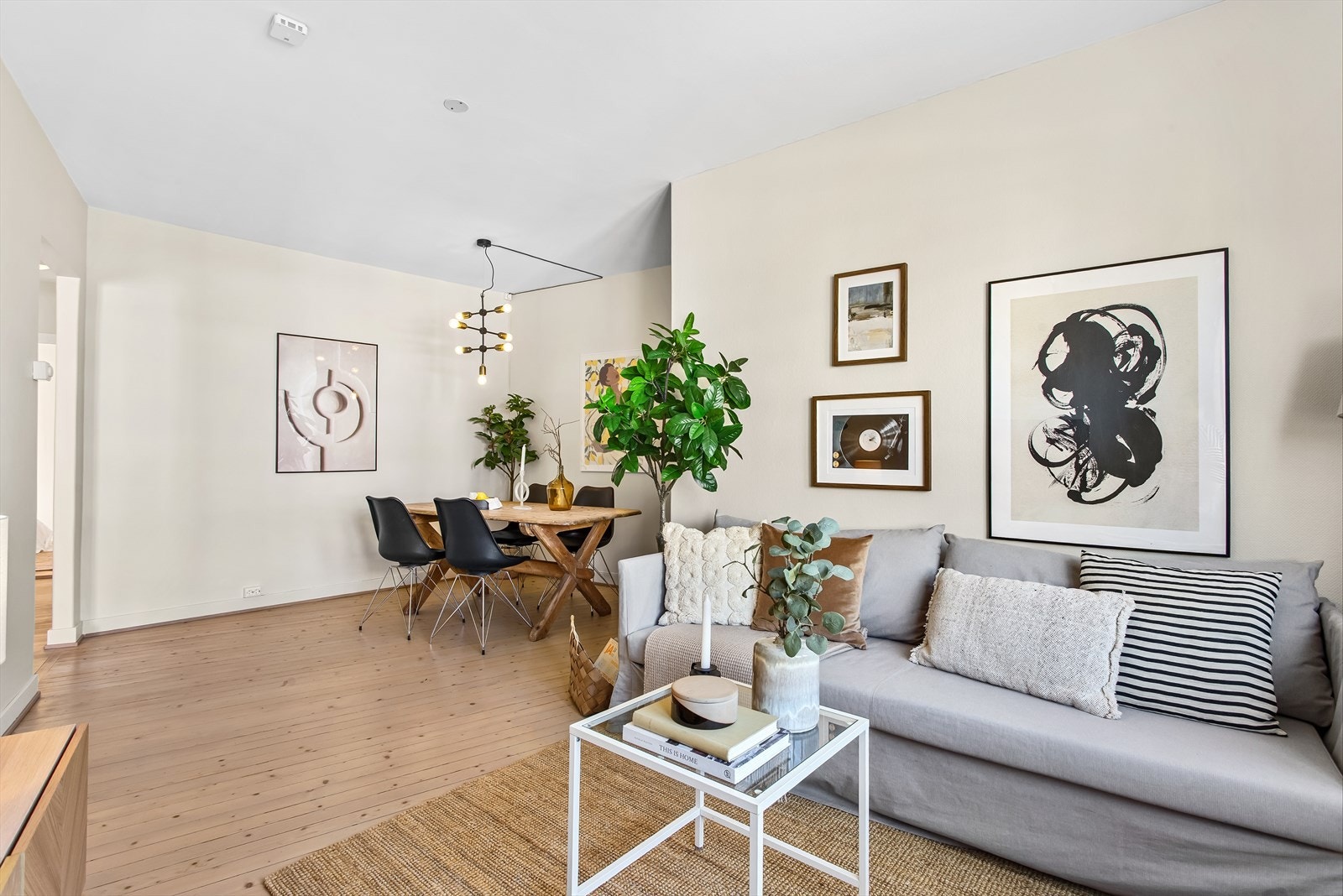 Stuen er delt inn i 2 soner med stor plass for spisestue møblement og sittegruppe | sofa Galleribilde