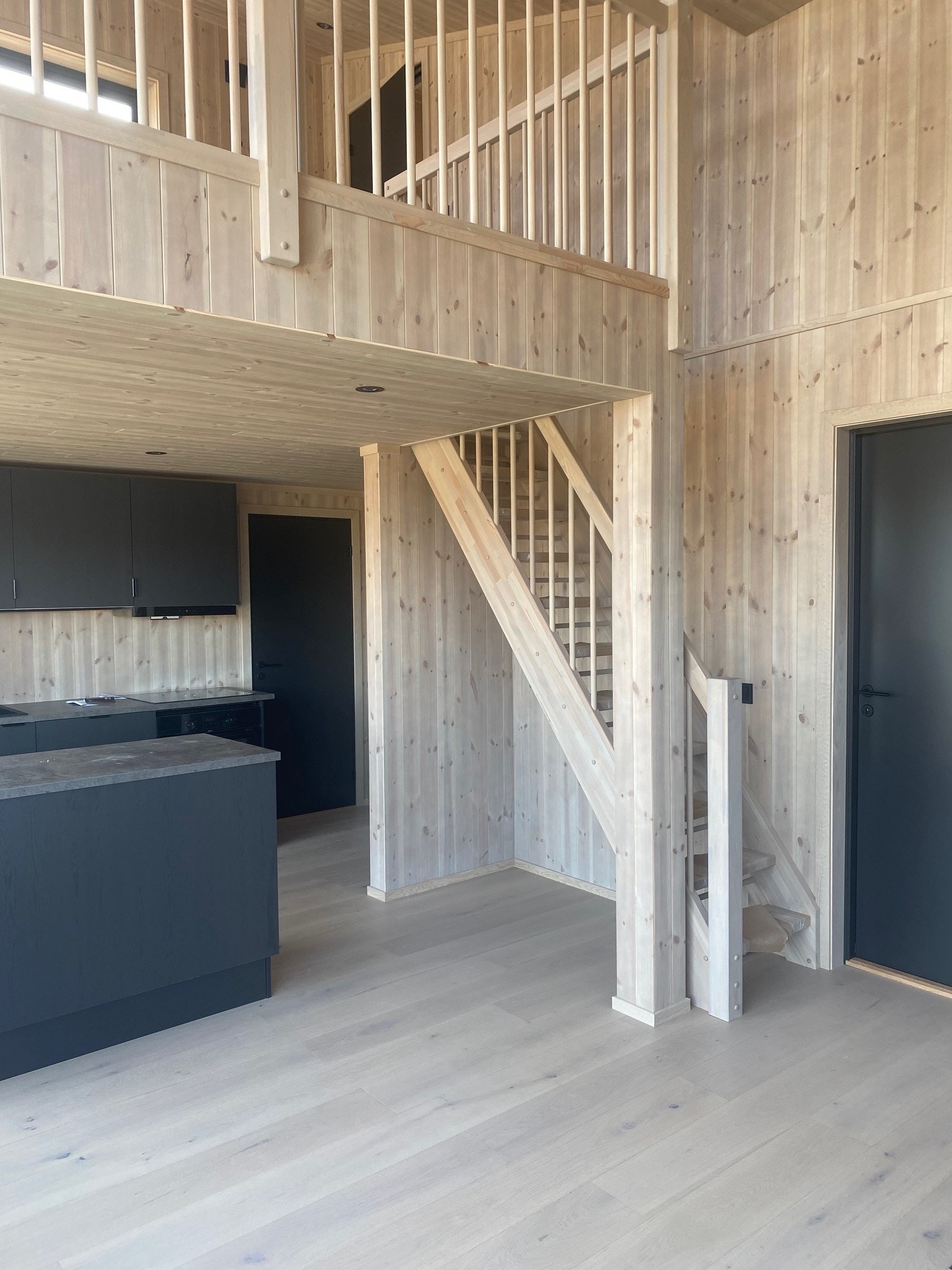 Kjøkken med trapp opp til hems Galleribilde