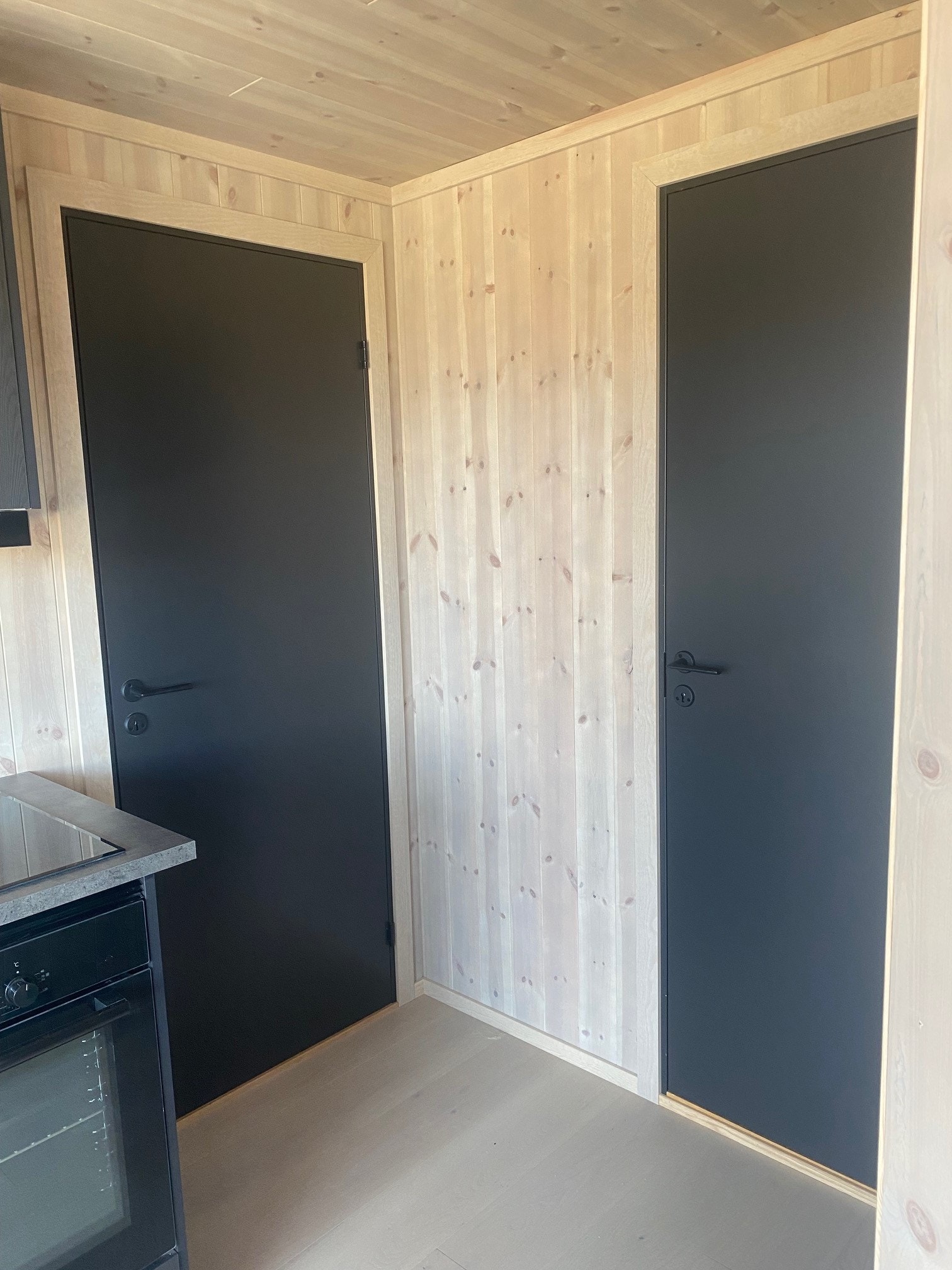 Dører fra kjøkken og til bad og soverom 2 Galleribilde