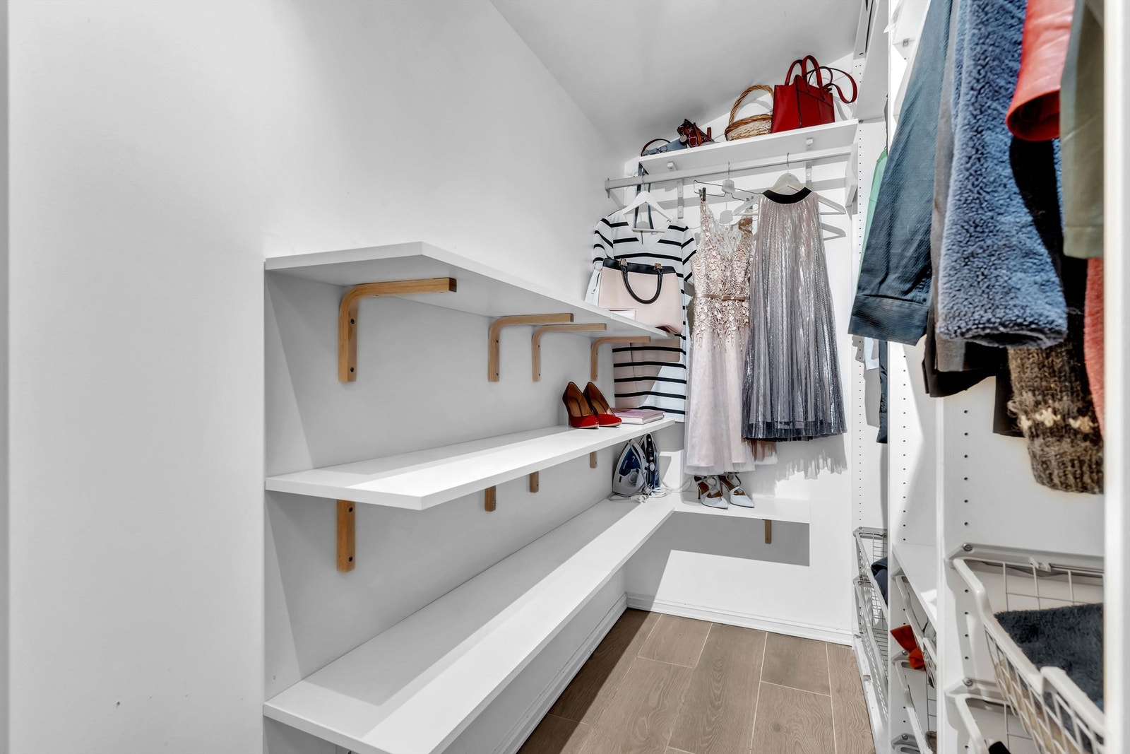 Romslig garderoberom ved inngangspartiet. Galleribilde