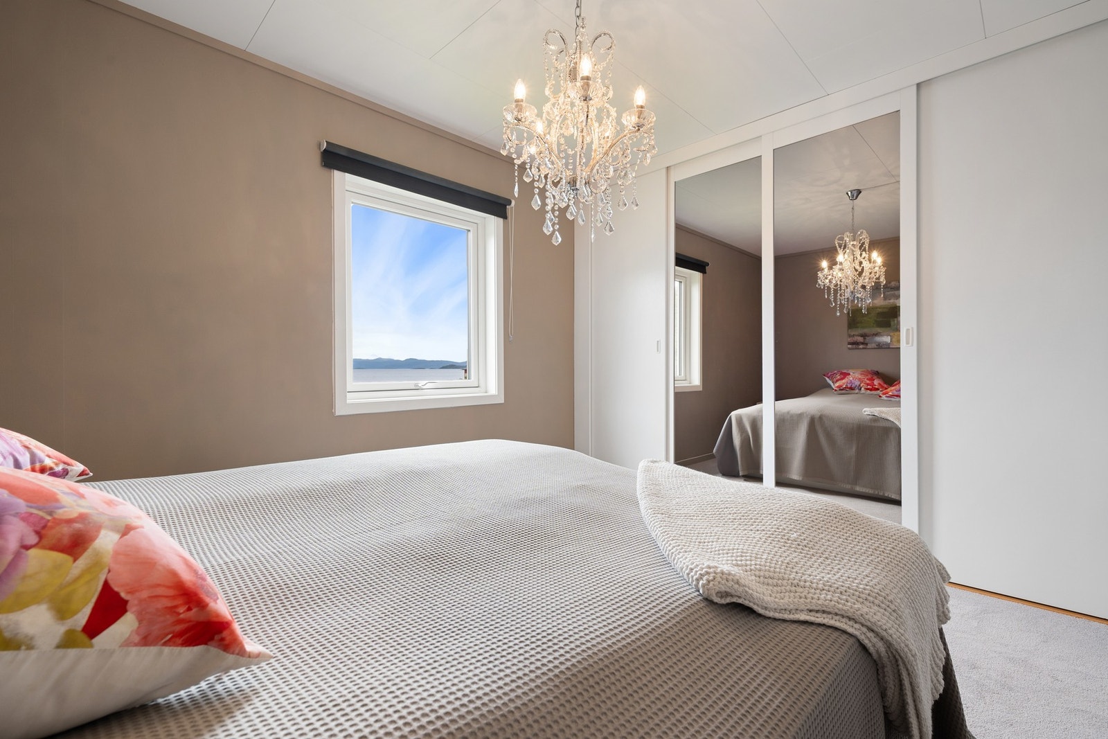 Stort og godt rom med innebygd garderobeskap Galleribilde