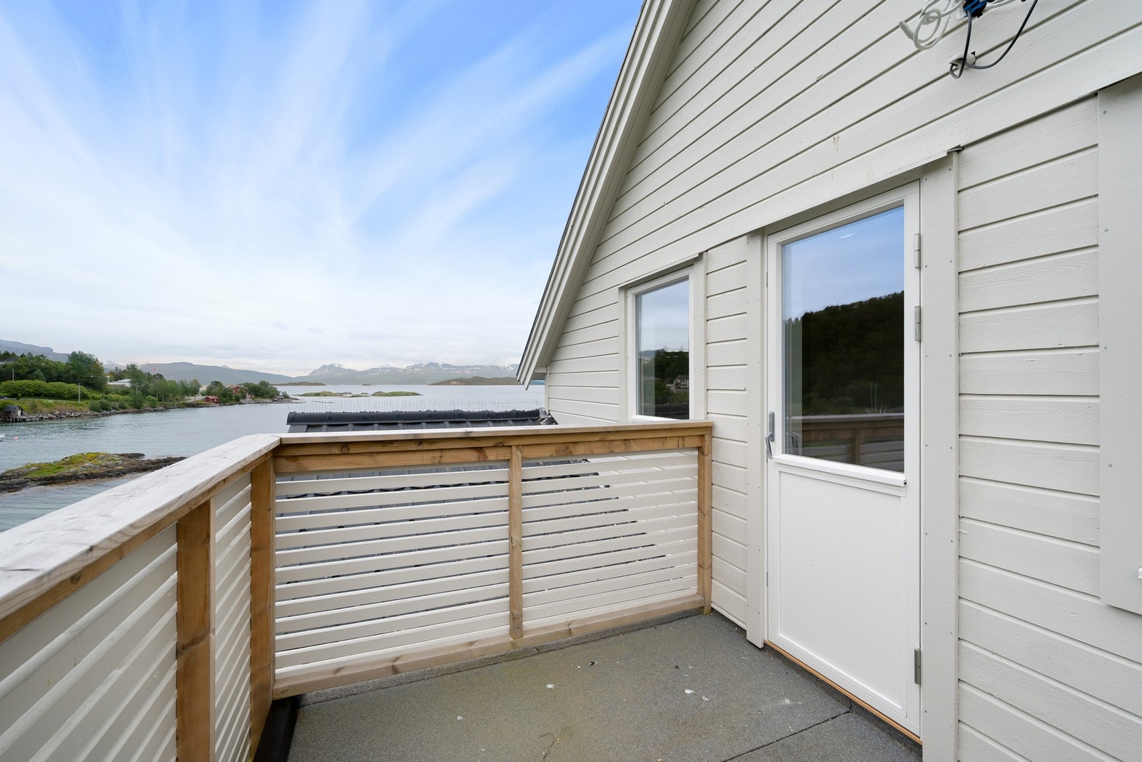 Balkong fra soverom i 2. etasje med nytt papptekke og rekkverk fra 2023 Galleribilde