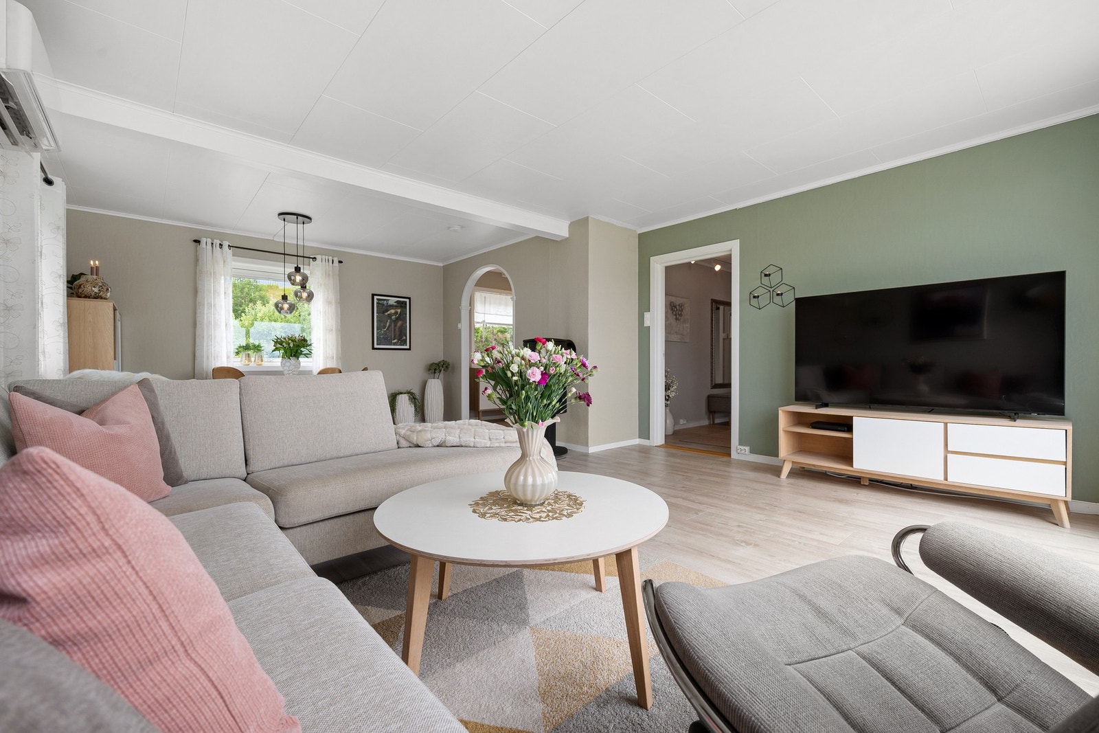 Overflater er oppgradert i senere år med både maling og enkelte utskiftninger - laminatgulv fra Pergo i stue, kjøkken og gang Galleribilde