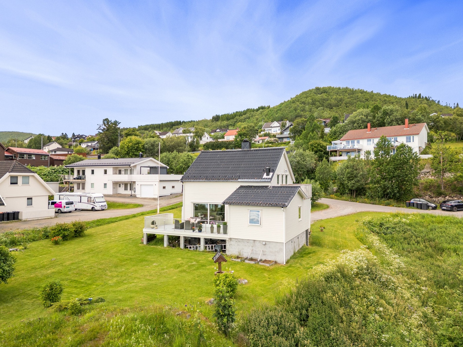 Stor hage med god boltreplass for store og små Galleribilde