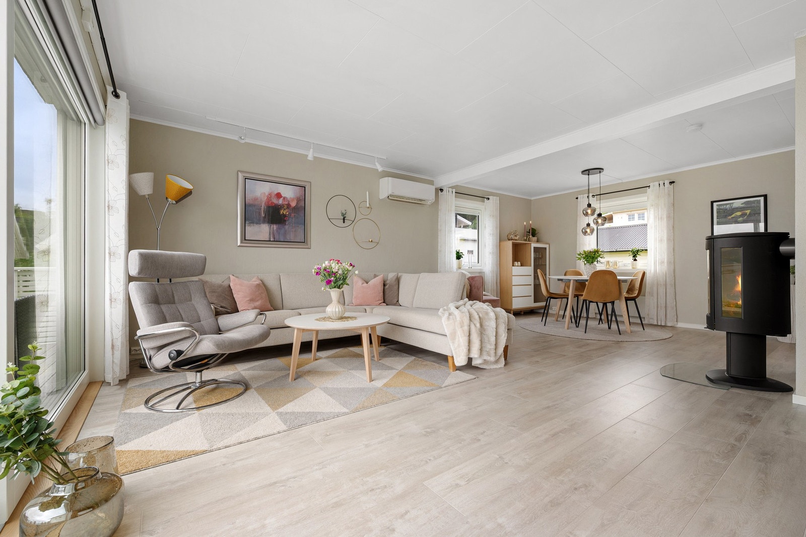 Sosial og åpen planløsning med plass til både sofagruppe og spisestue Galleribilde