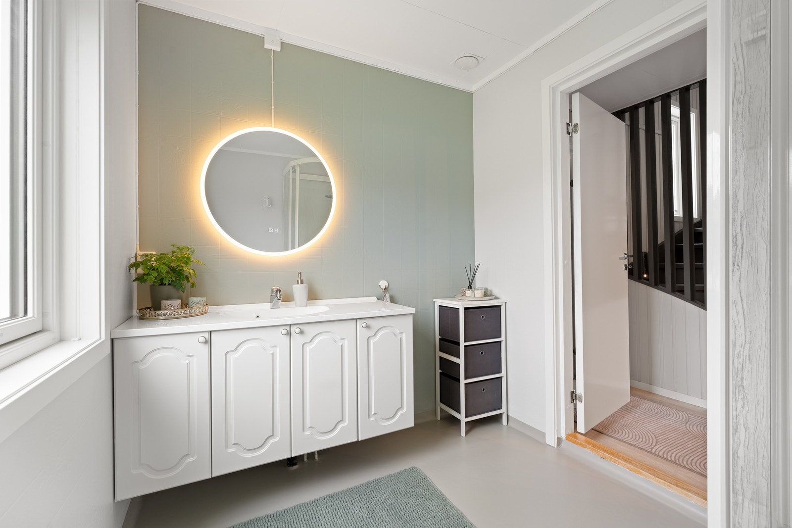 Rommet inneholder servantinnredning, toalett og dusjkabinett Galleribilde